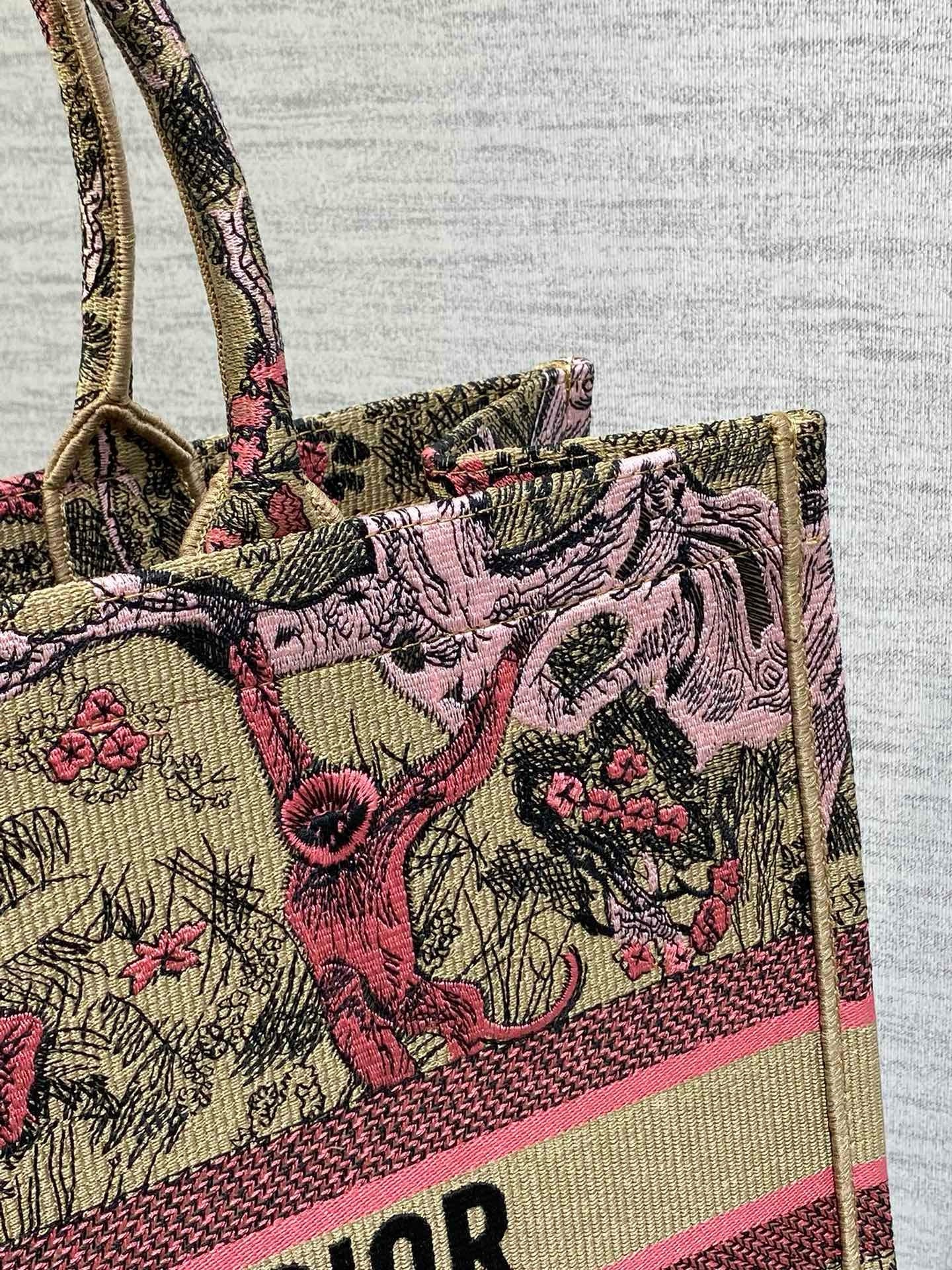 D*or large D*oriviera book tote in raffia with pink toile de jouy sauvage embroidery