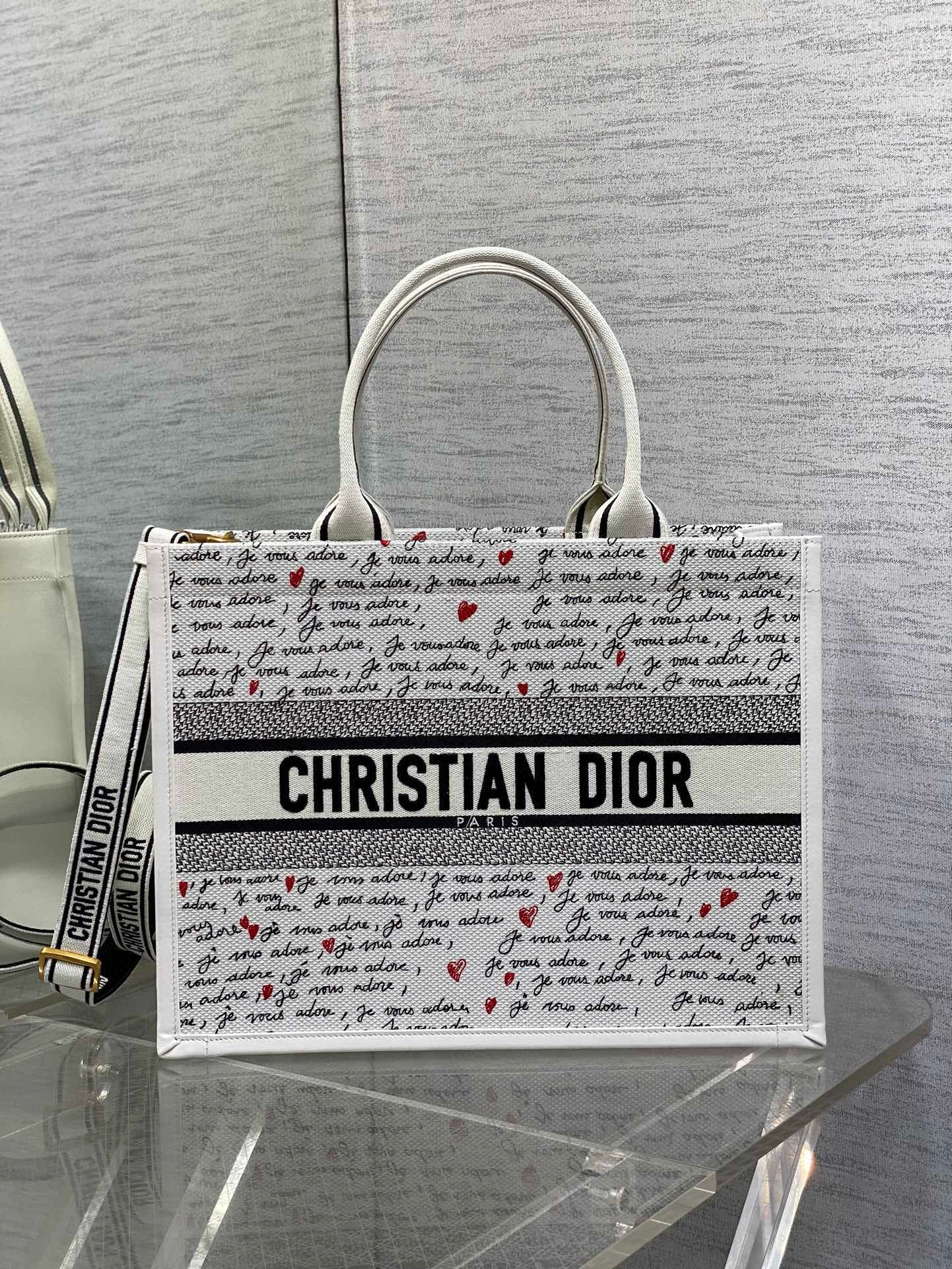 D*or D*oramour medium book tote bag with strap in je vous adore embroidery and white calfskin