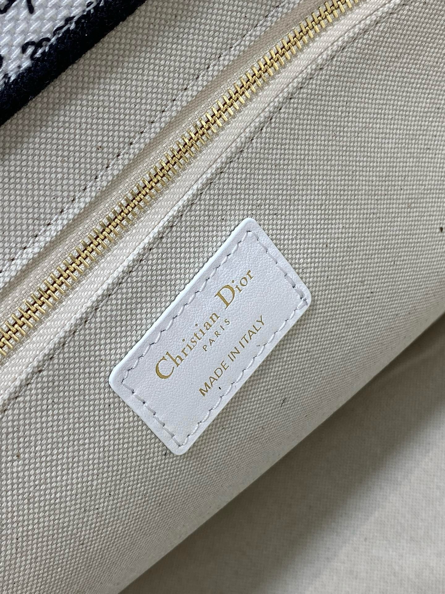 D*or D*oramour medium book tote bag with strap in je vous adore embroidery and white calfskin