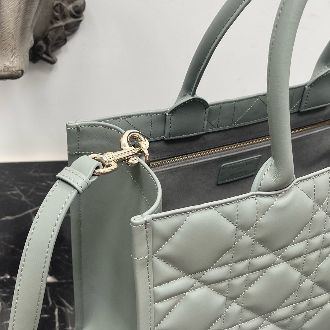 D*or medium book tote bag with strap in grey macrocannage calfskin