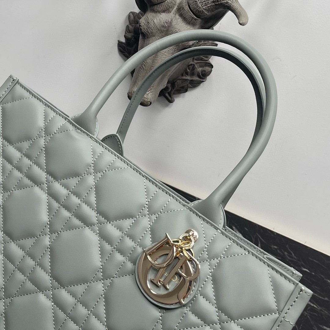 D*or medium book tote bag with strap in grey macrocannage calfskin