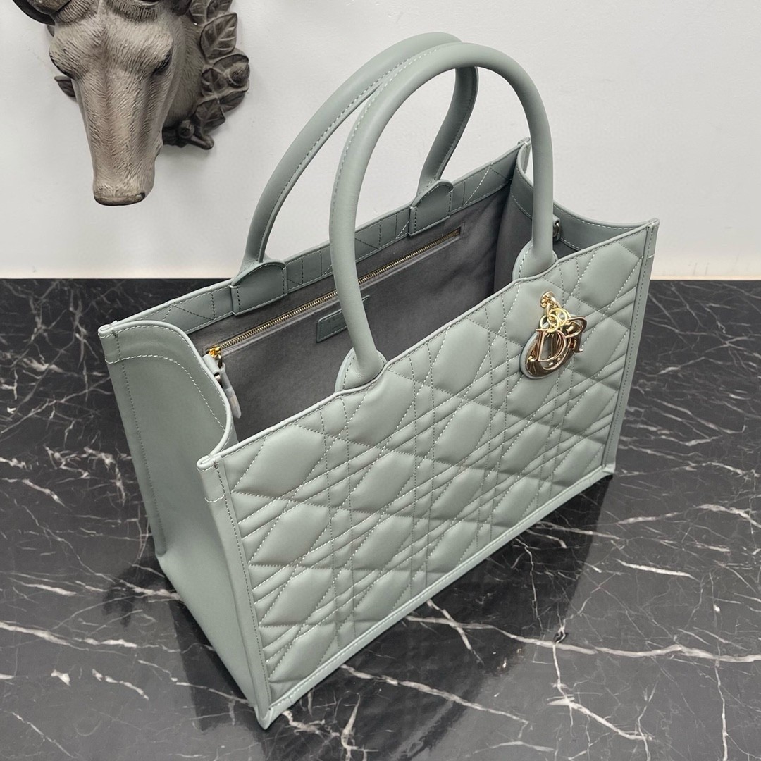 D*or medium book tote bag with strap in grey macrocannage calfskin