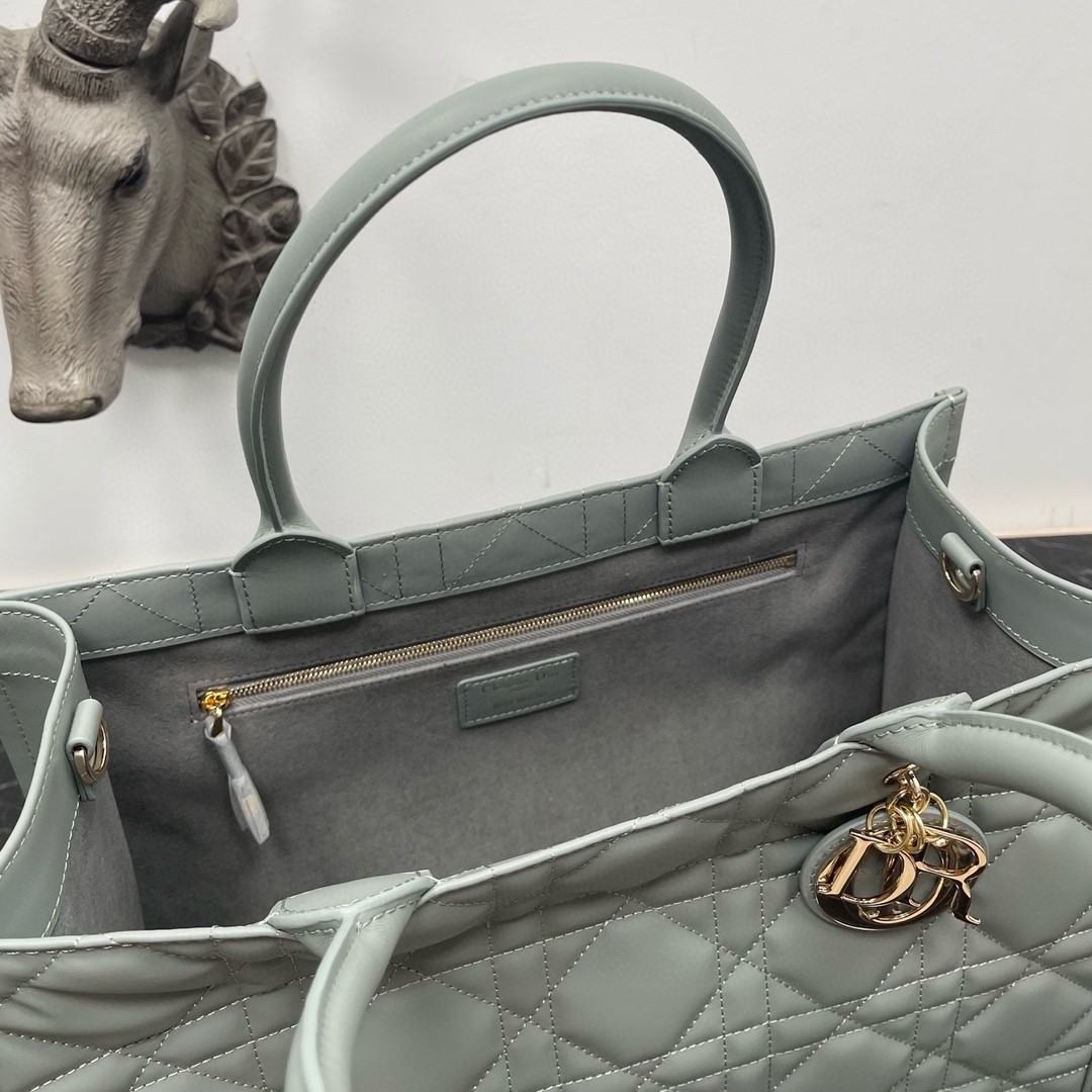 D*or medium book tote bag with strap in grey macrocannage calfskin