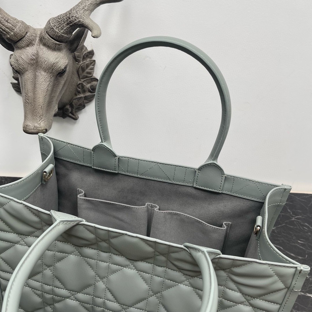 D*or medium book tote bag with strap in grey macrocannage calfskin