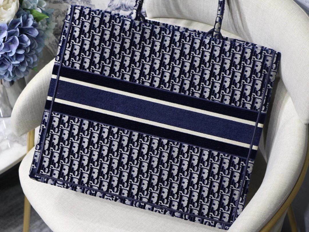 D*or large book tote in blue oblique embroidered velvet