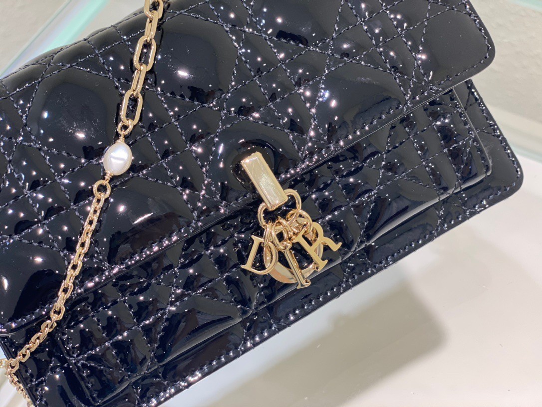 D*or lady D*or chain pouch in black patent calfskin