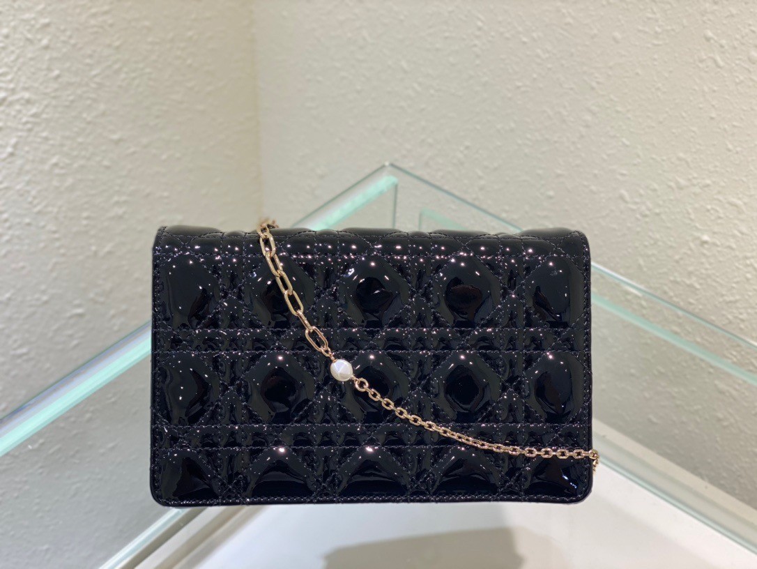 D*or lady D*or chain pouch in black patent calfskin
