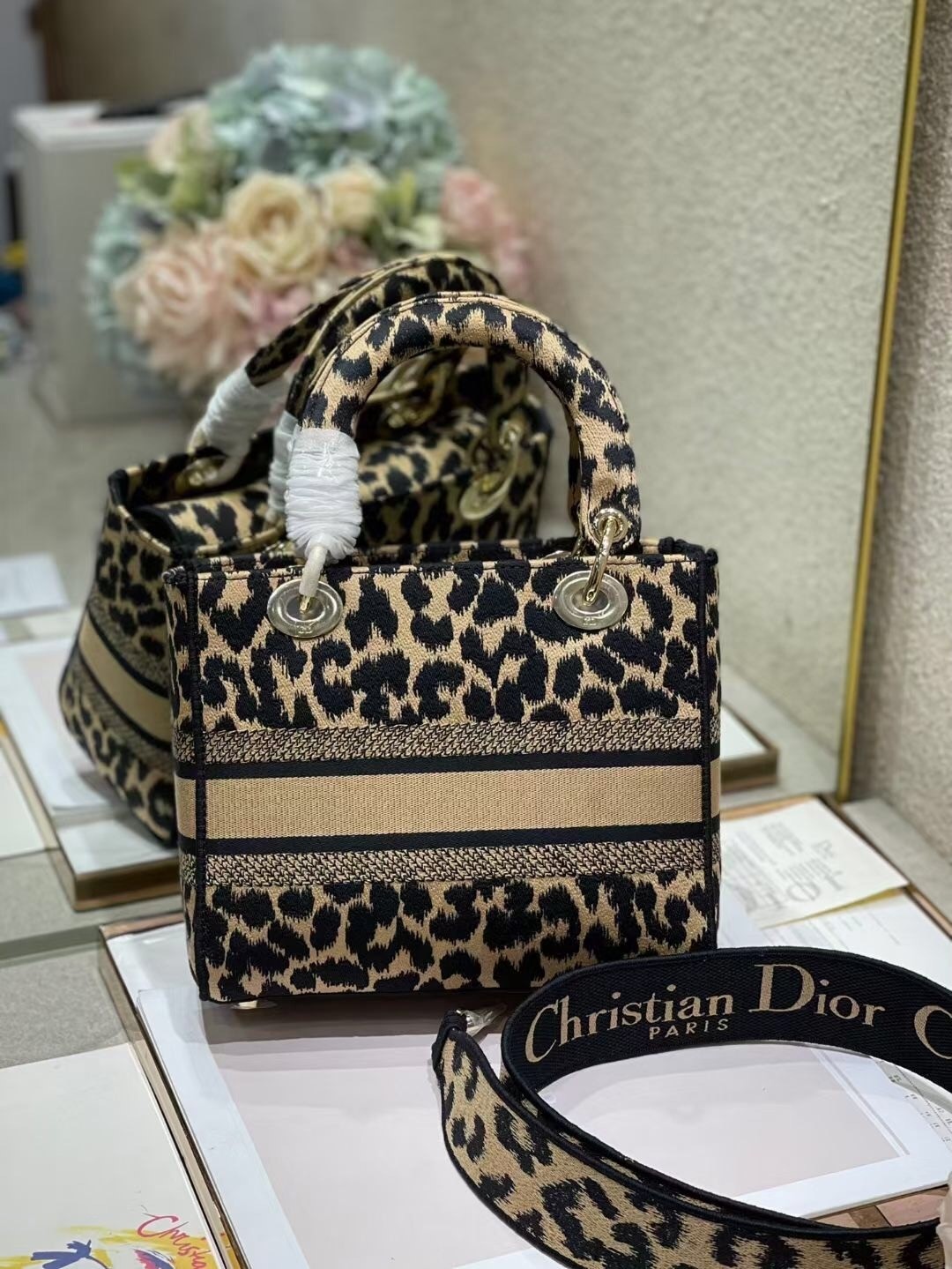 D*or medium lady d-lite bag in beige multicolor mizza embroidery