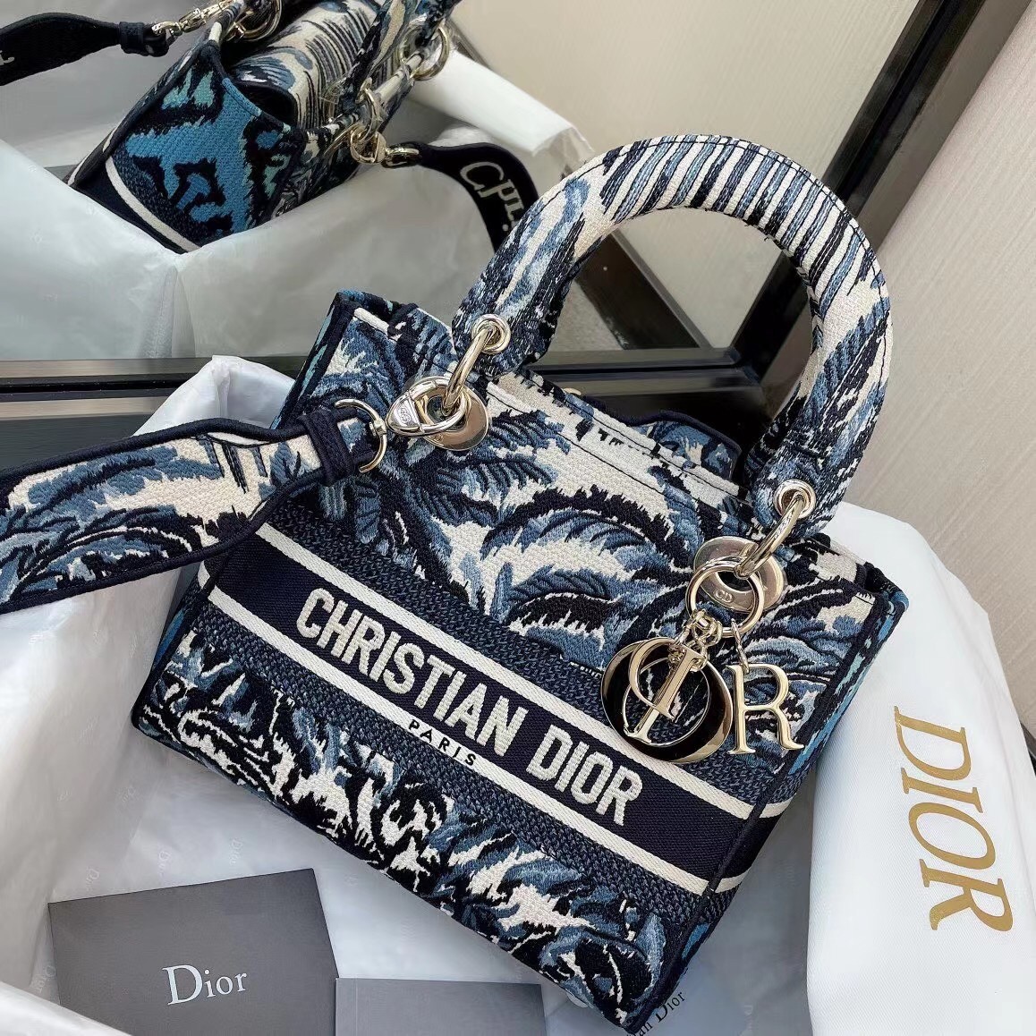 D*or medium lady d-lite bag in blue D*or palms embroidery
