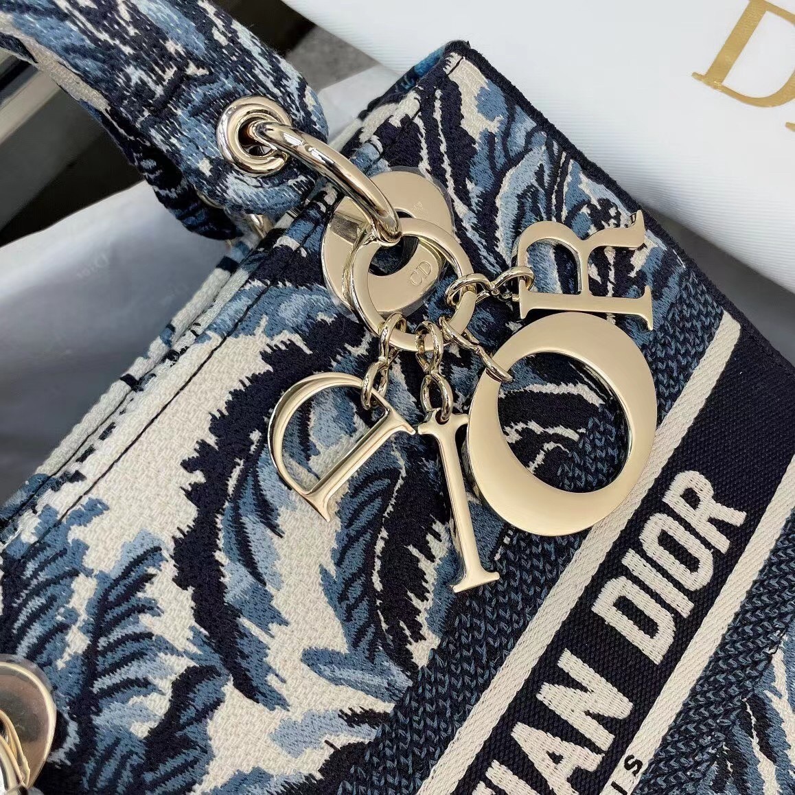 D*or medium lady d-lite bag in blue D*or palms embroidery