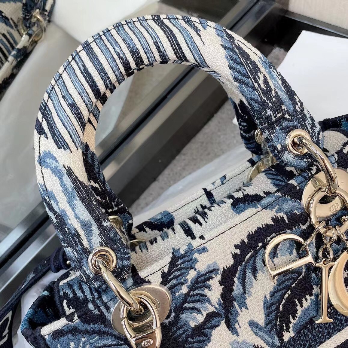 D*or medium lady d-lite bag in blue D*or palms embroidery