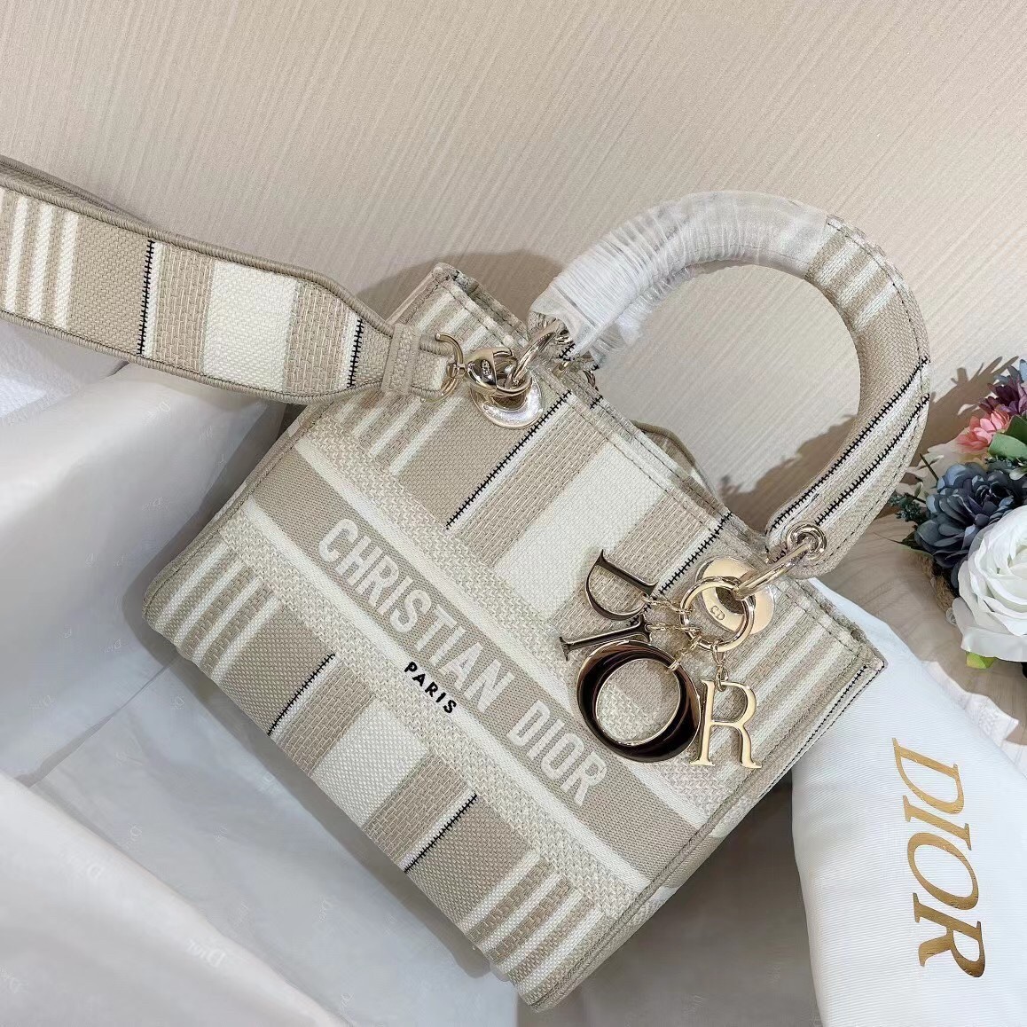 D*or medium lady d-lite bag in beige stripes embroidery