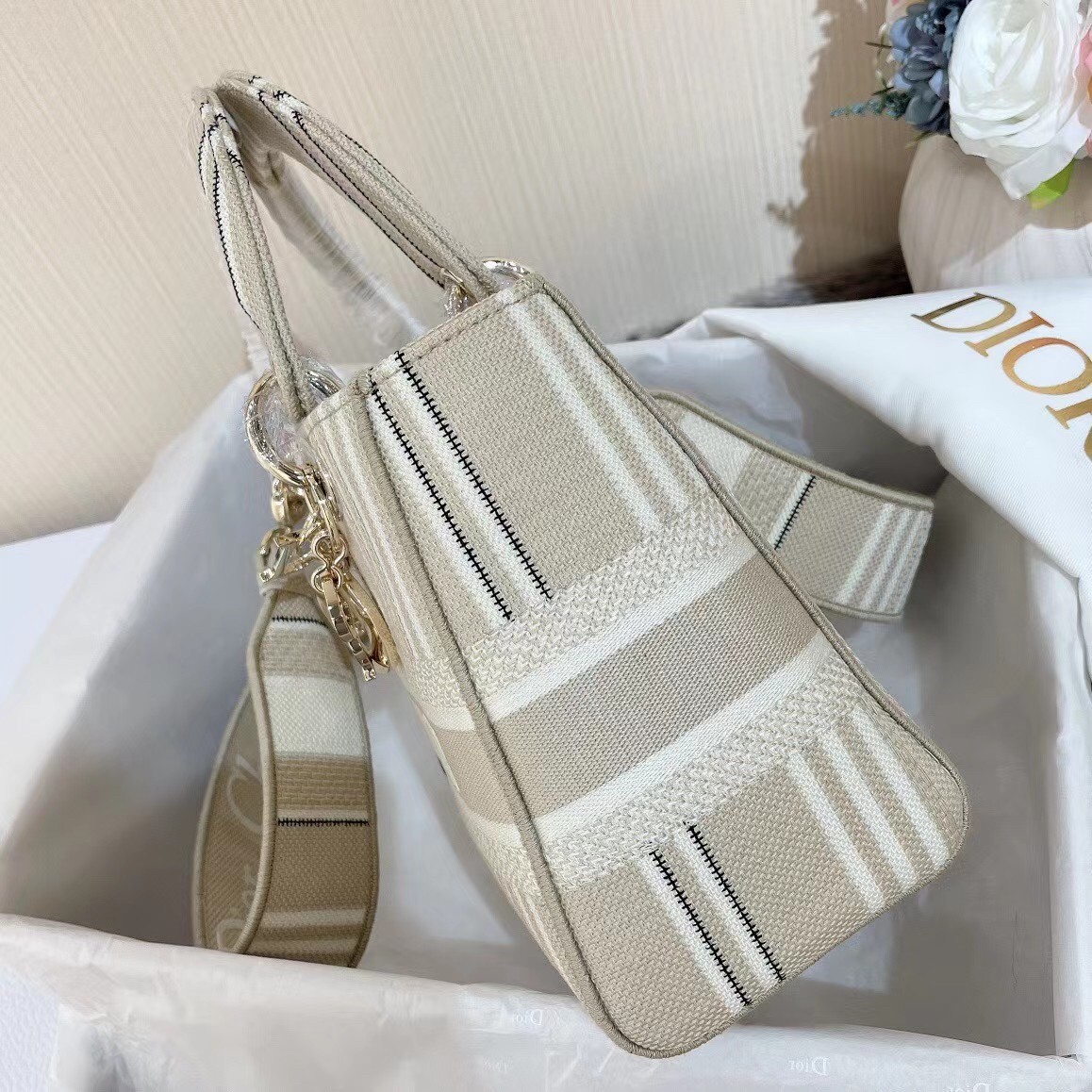 D*or medium lady d-lite bag in beige stripes embroidery