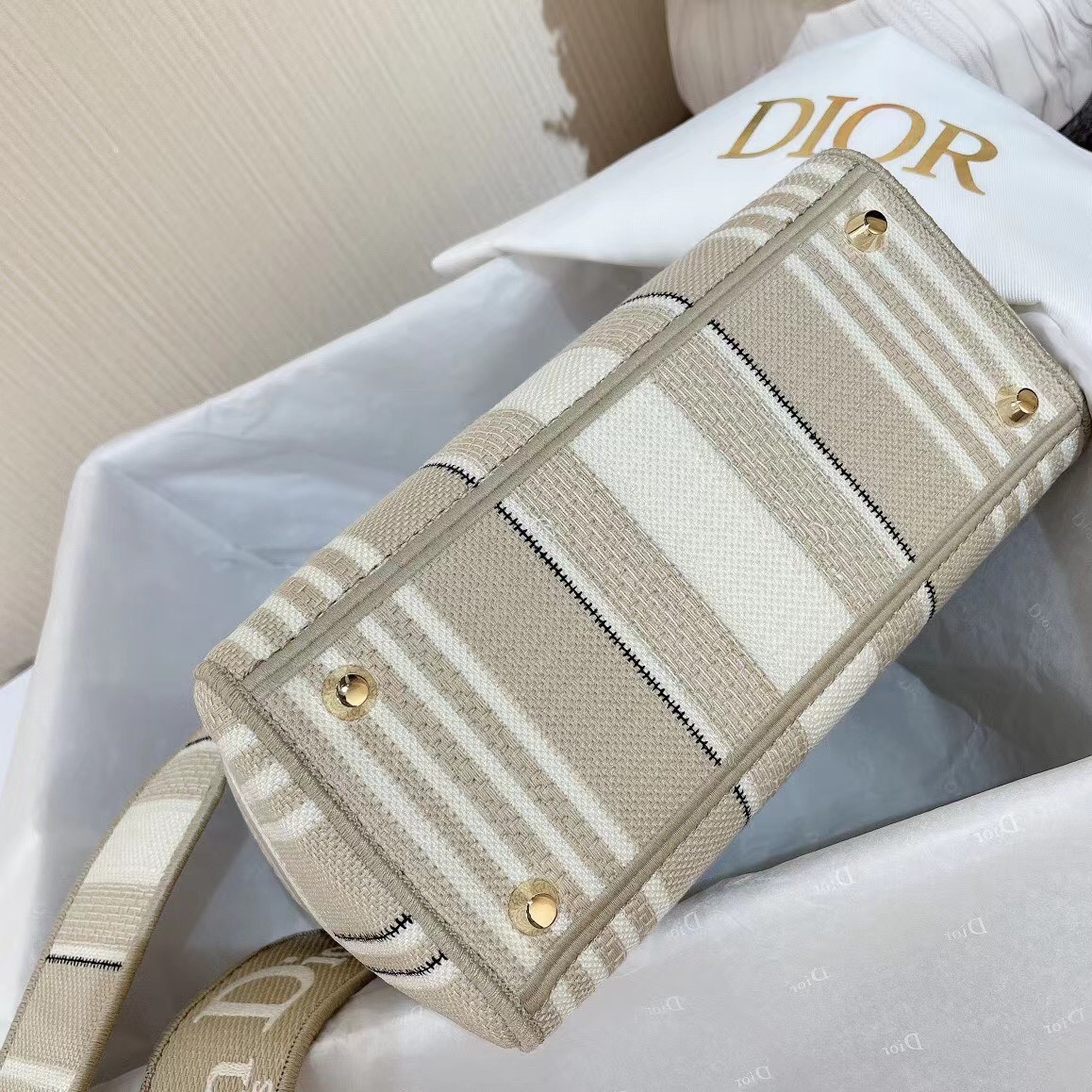 D*or medium lady d-lite bag in beige stripes embroidery