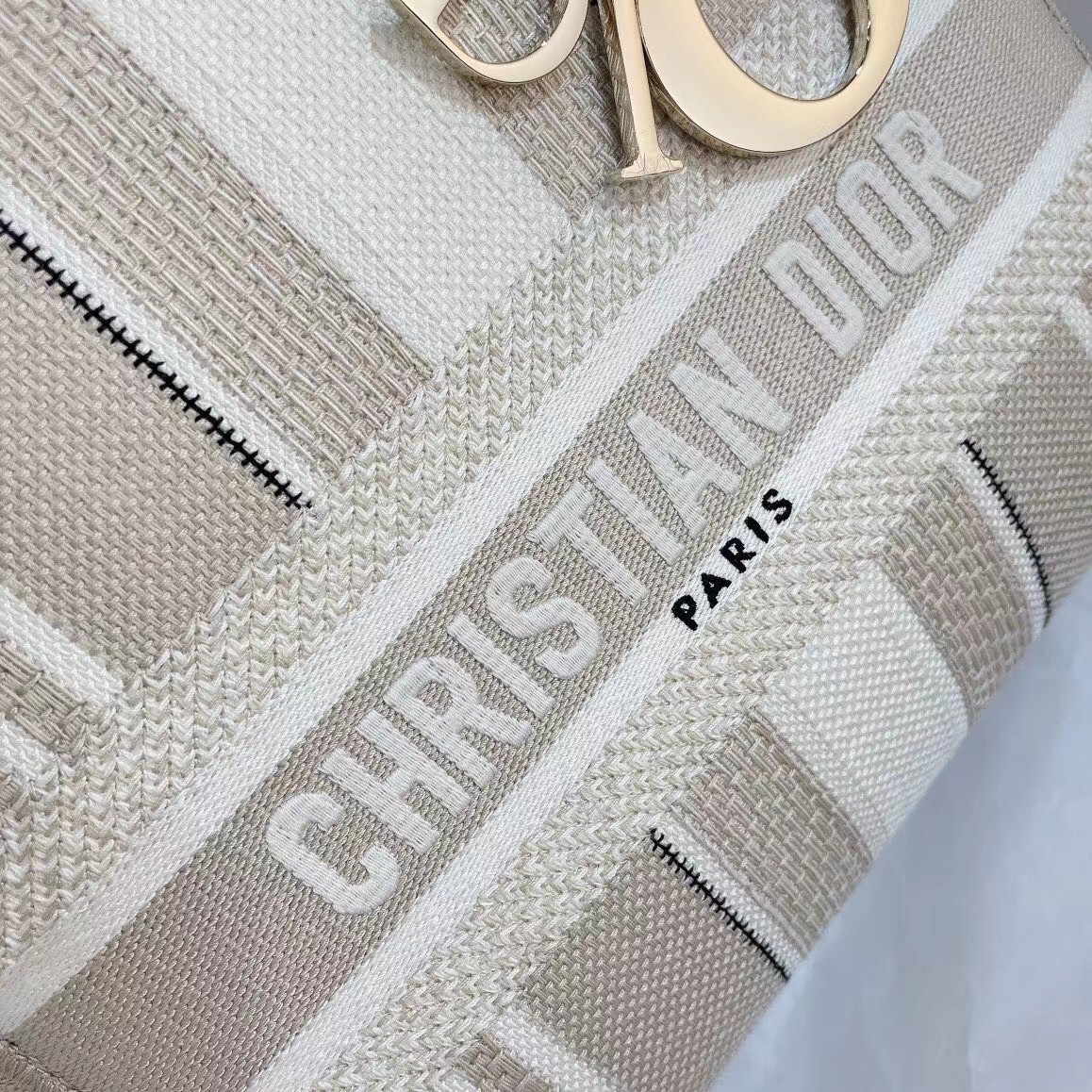 D*or medium lady d-lite bag in beige stripes embroidery