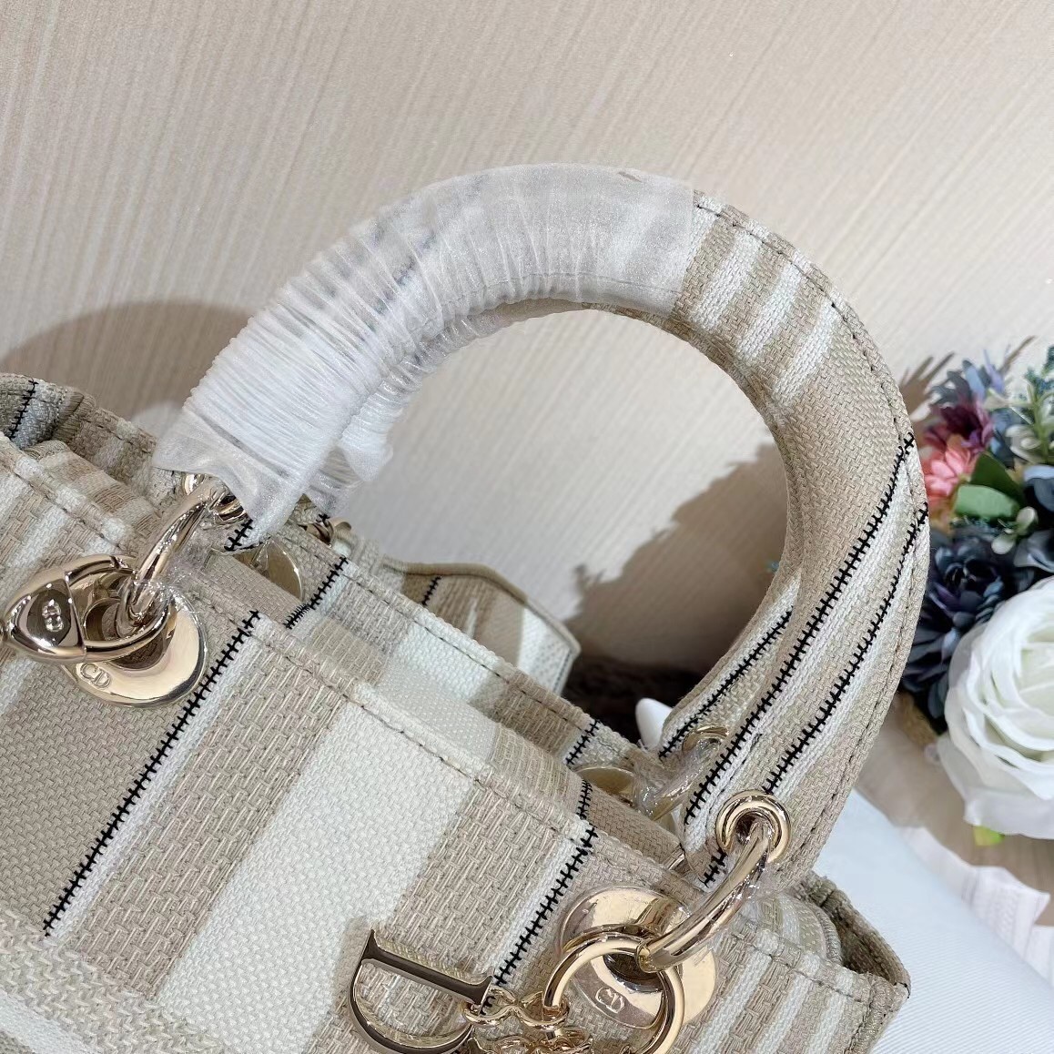 D*or medium lady d-lite bag in beige stripes embroidery