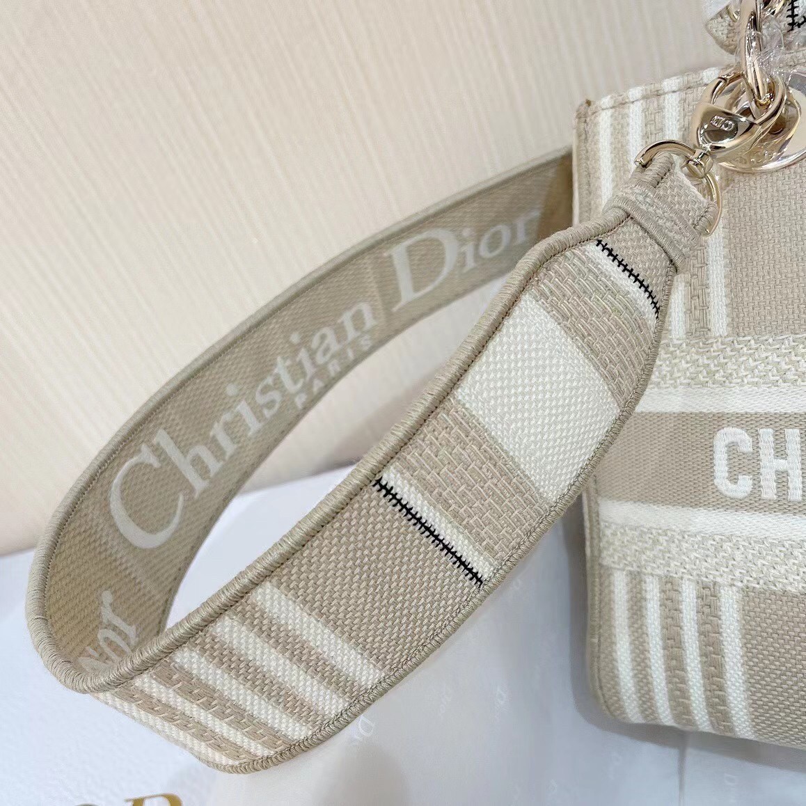 D*or medium lady d-lite bag in beige stripes embroidery