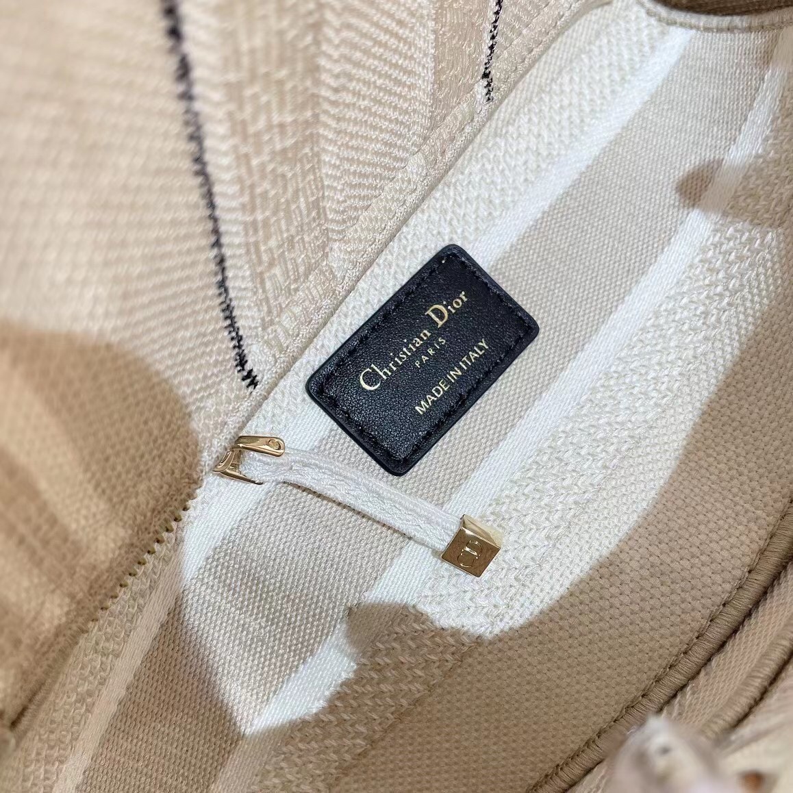 D*or medium lady d-lite bag in beige stripes embroidery