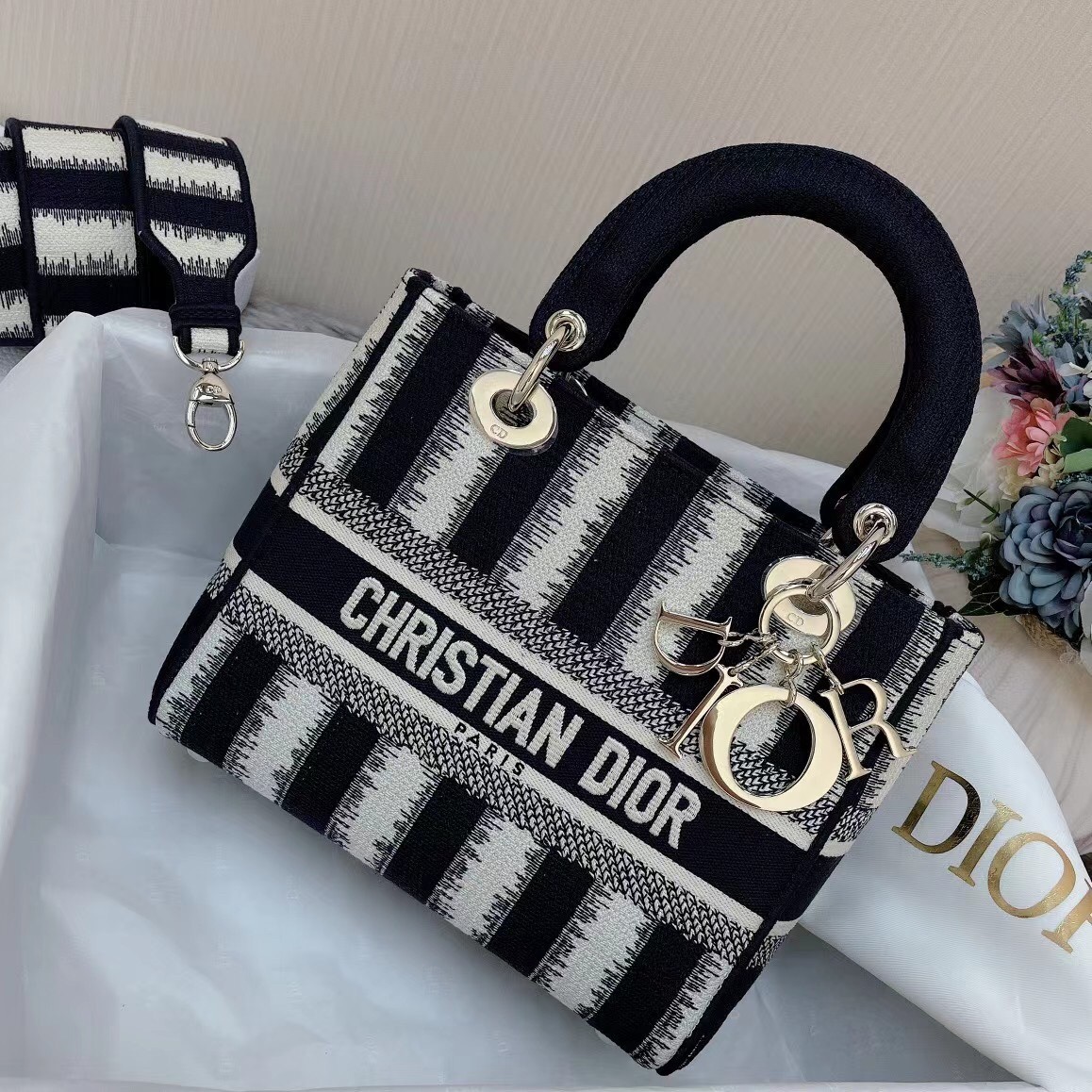 D*or medium lady d-lite bag in blue d-stripes embroidery