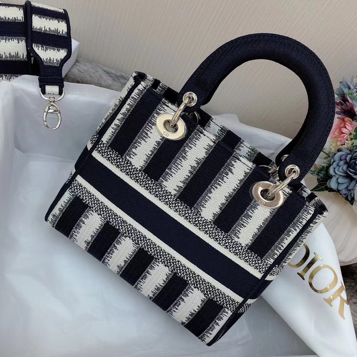 D*or medium lady d-lite bag in blue d-stripes embroidery