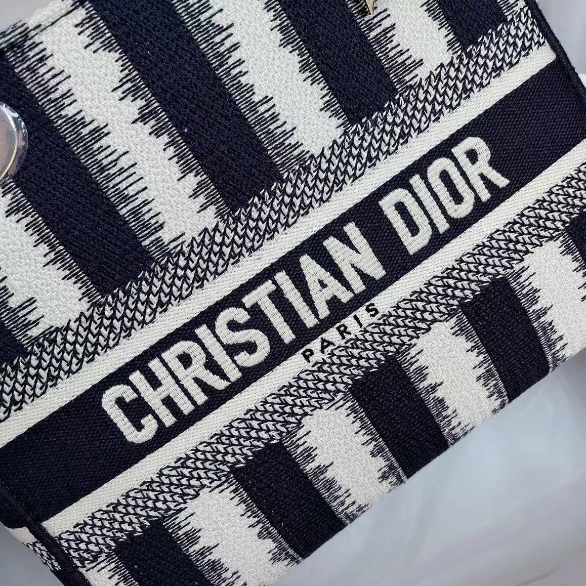 D*or medium lady d-lite bag in blue d-stripes embroidery