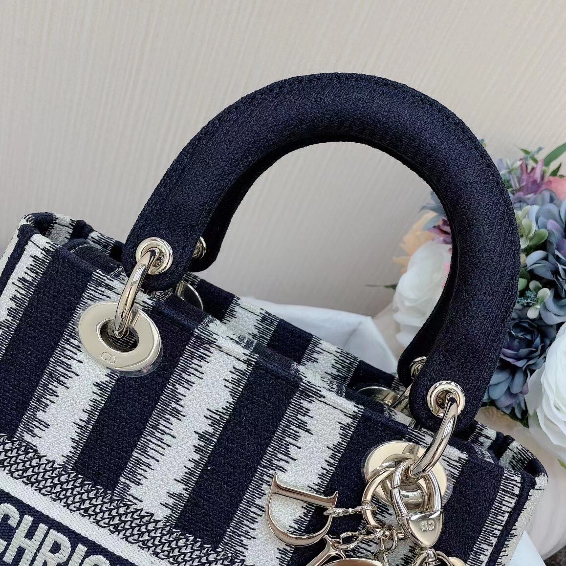 D*or medium lady d-lite bag in blue d-stripes embroidery