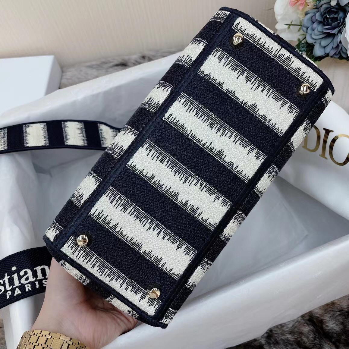 D*or medium lady d-lite bag in blue d-stripes embroidery