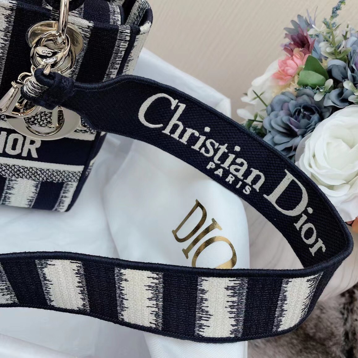 D*or medium lady d-lite bag in blue d-stripes embroidery