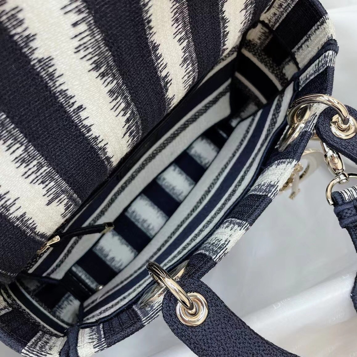 D*or medium lady d-lite bag in blue d-stripes embroidery