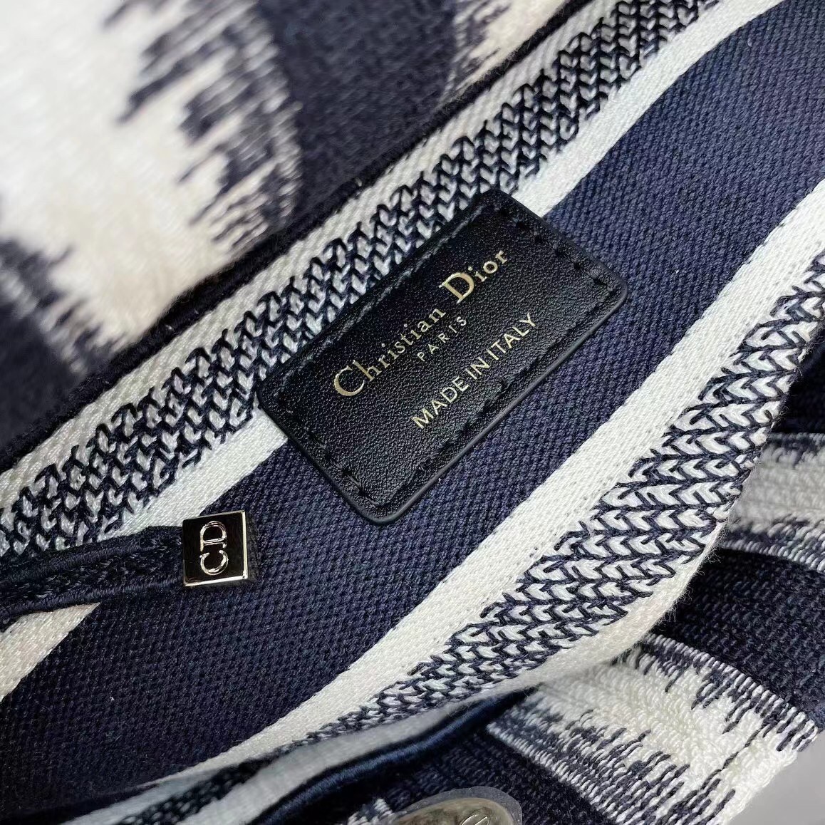 D*or medium lady d-lite bag in blue d-stripes embroidery