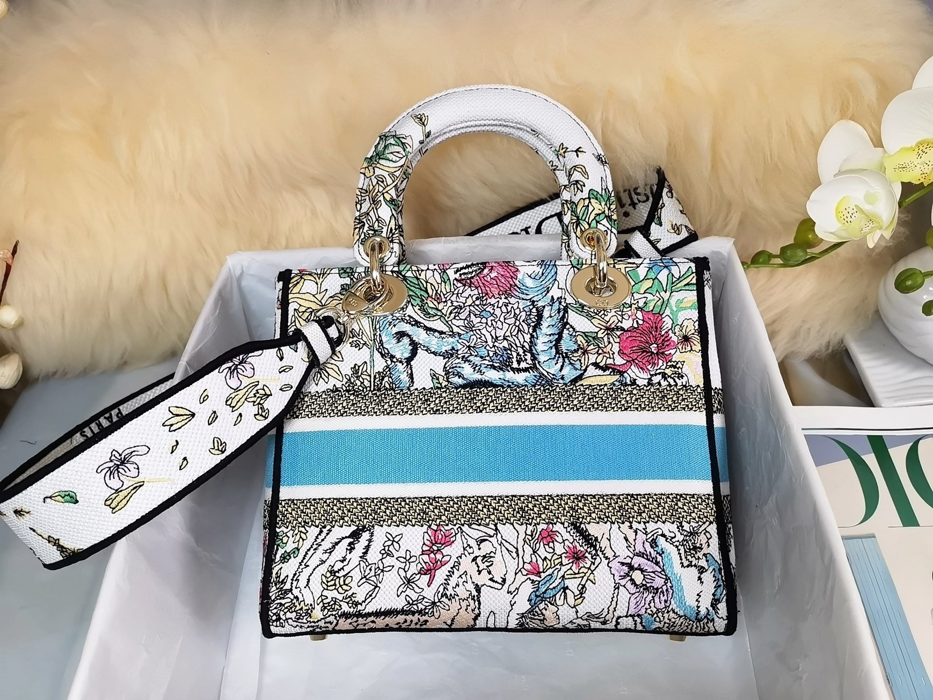 D*or medium lady d-lite bag in latte d-constellation embroidery