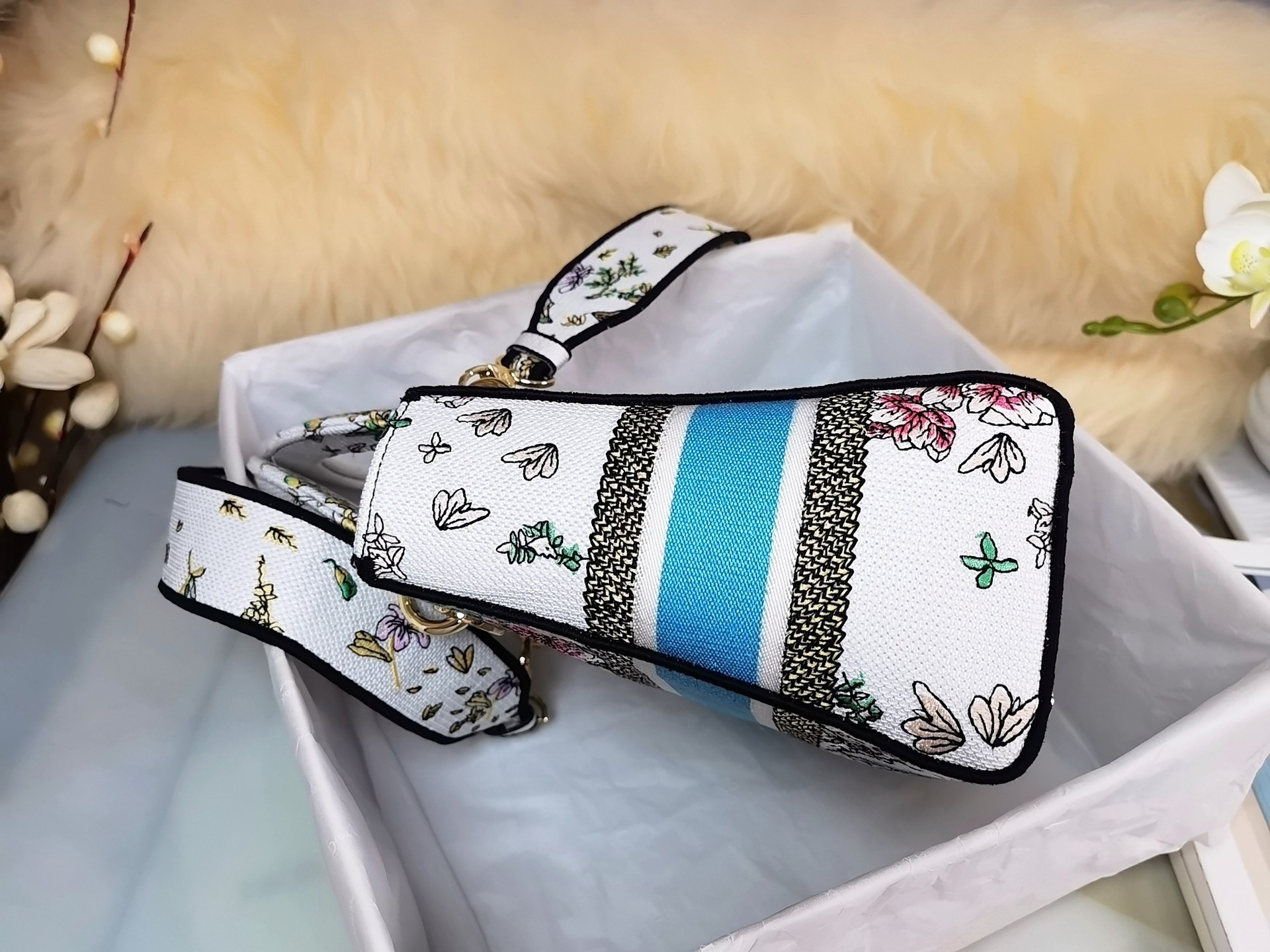 D*or medium lady d-lite bag in latte d-constellation embroidery