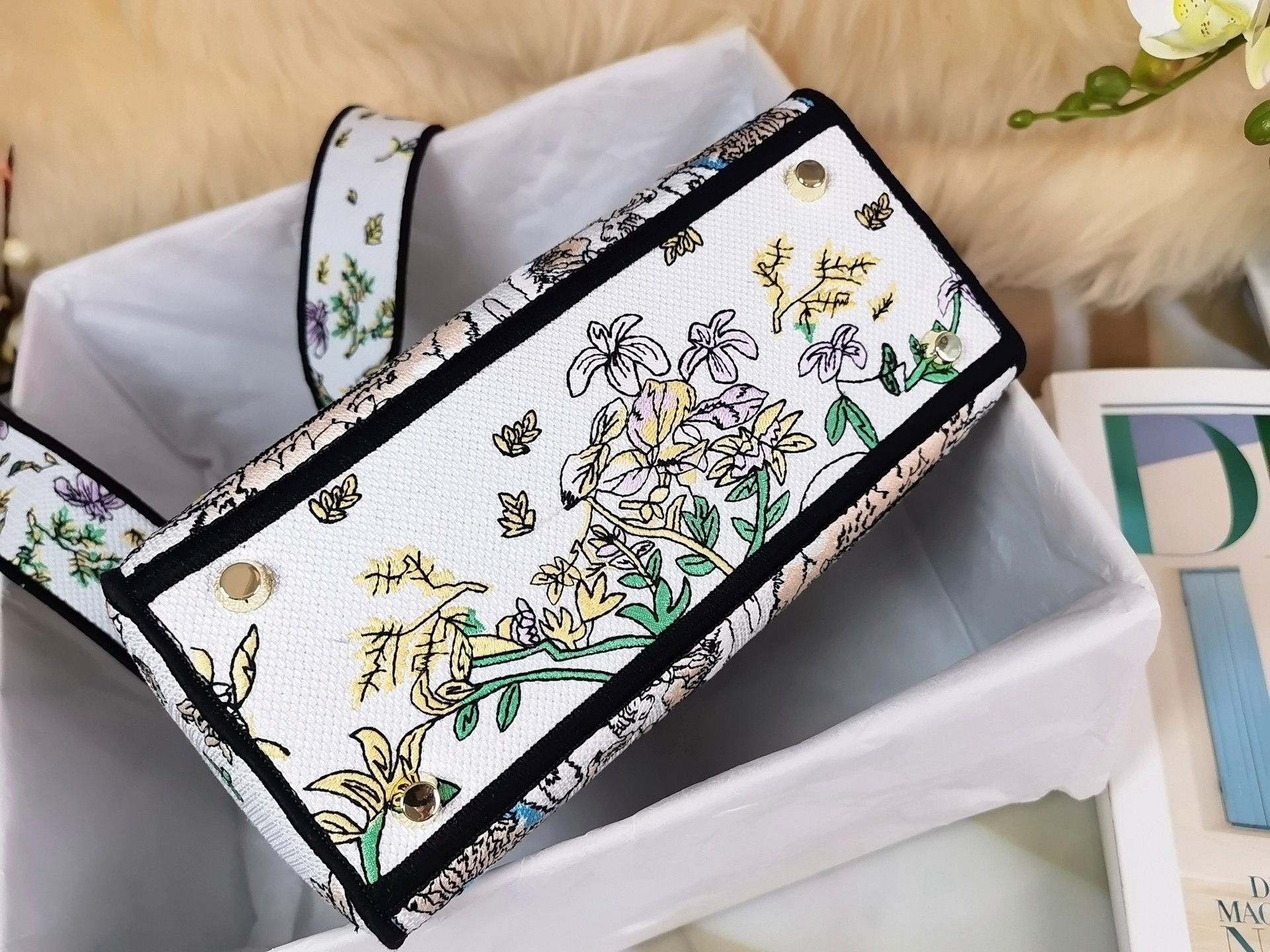 D*or medium lady d-lite bag in latte d-constellation embroidery