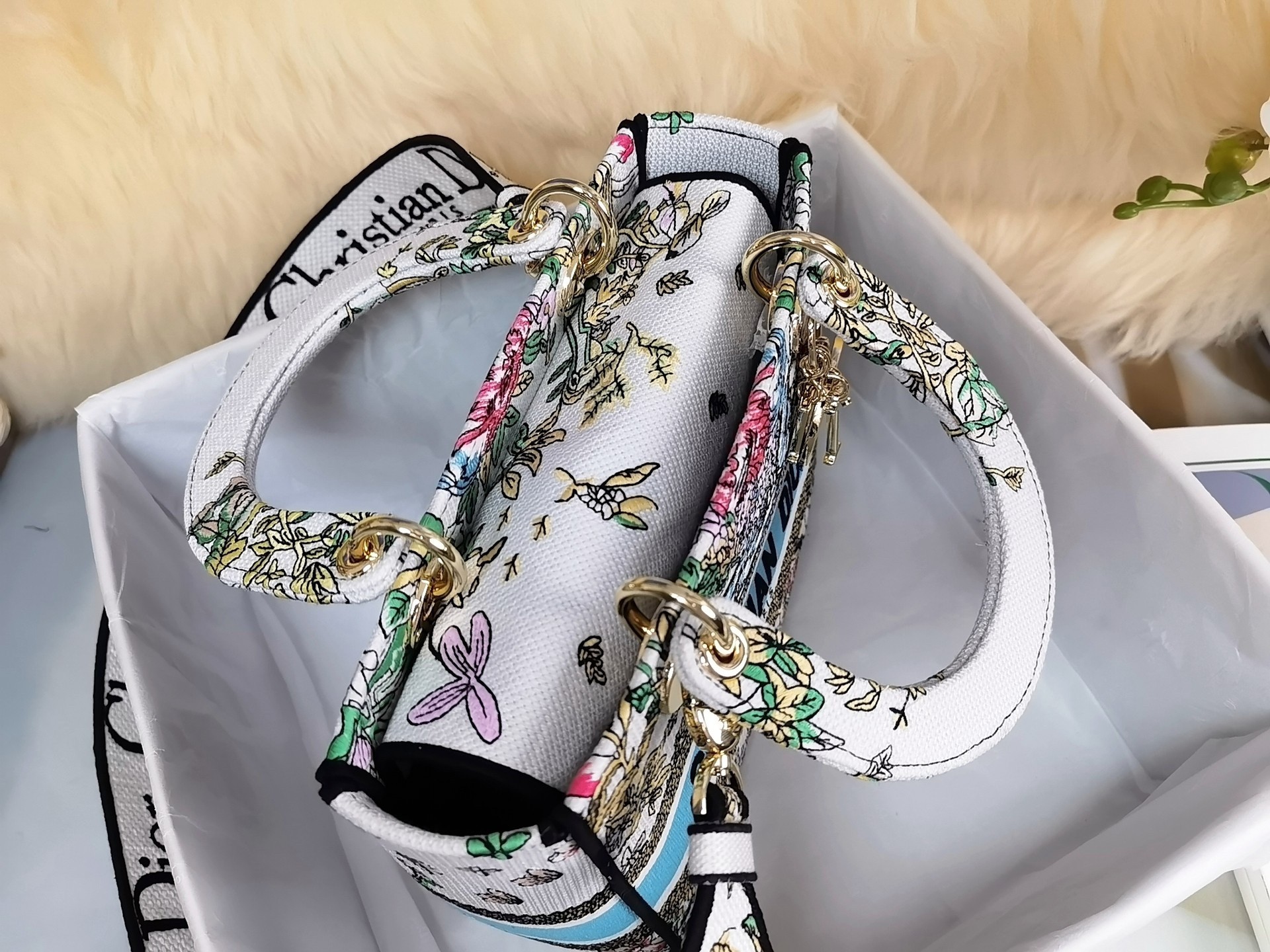 D*or medium lady d-lite bag in latte d-constellation embroidery