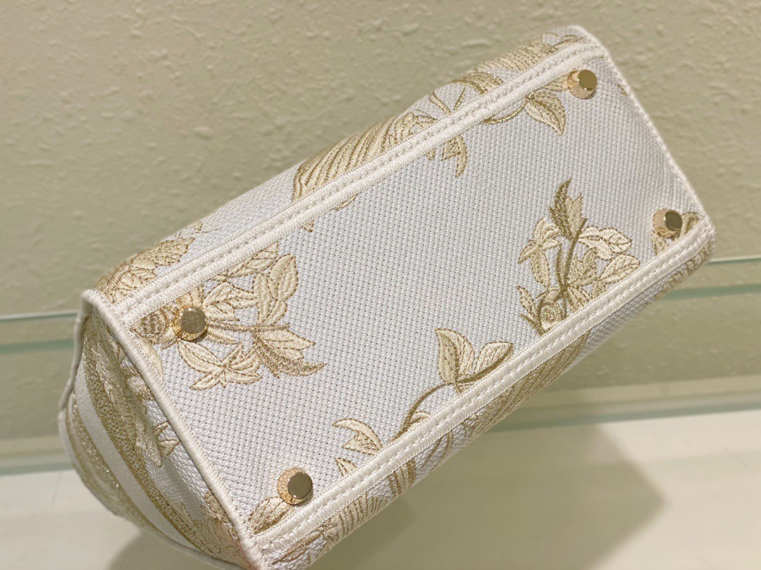 D*or medium lady d-lite bag in gold jardin d