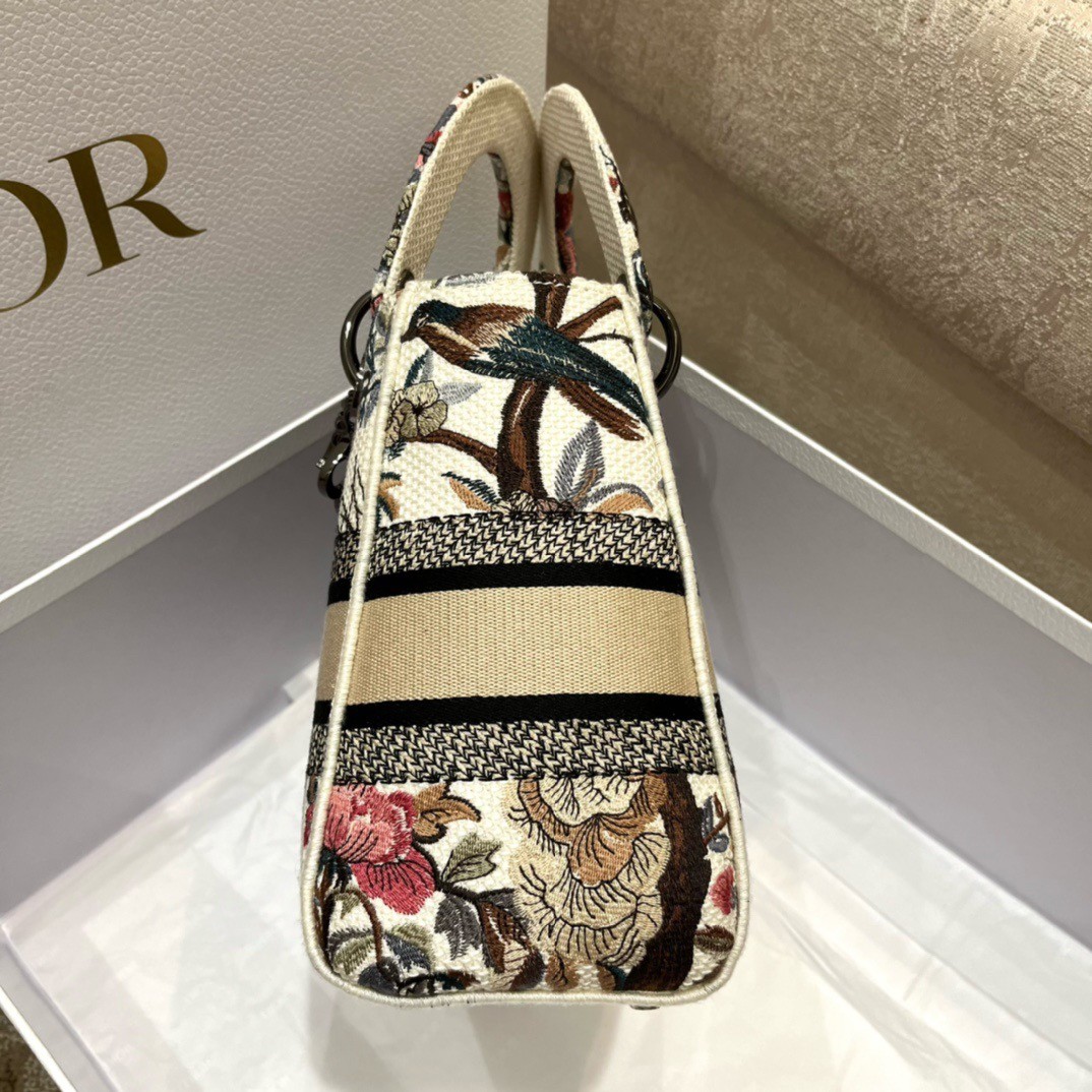 D*or medium lady d-lite bag in white jardin d