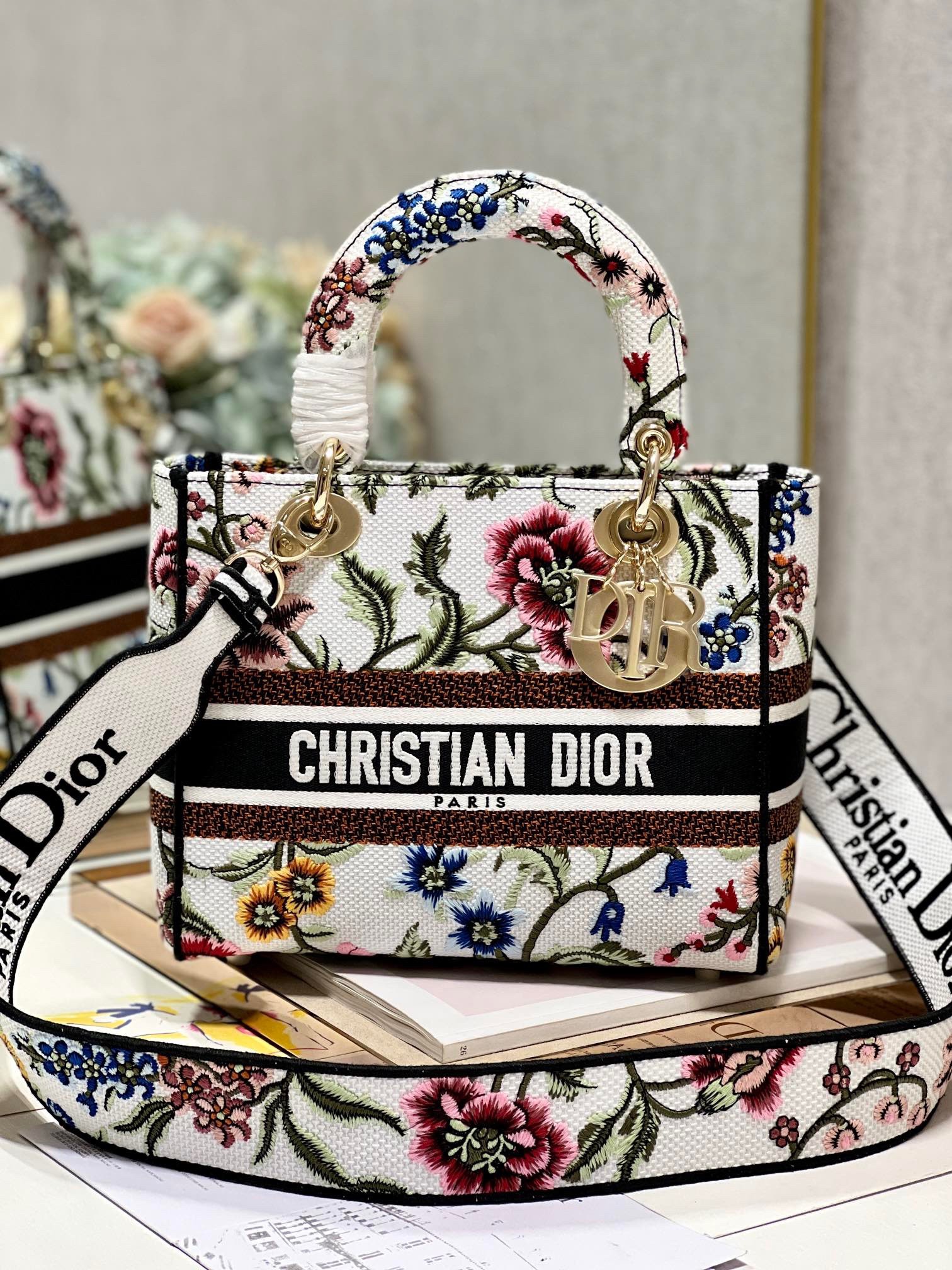 D*or lady d-lite medium bag in white D*or petites fleurs embroidery