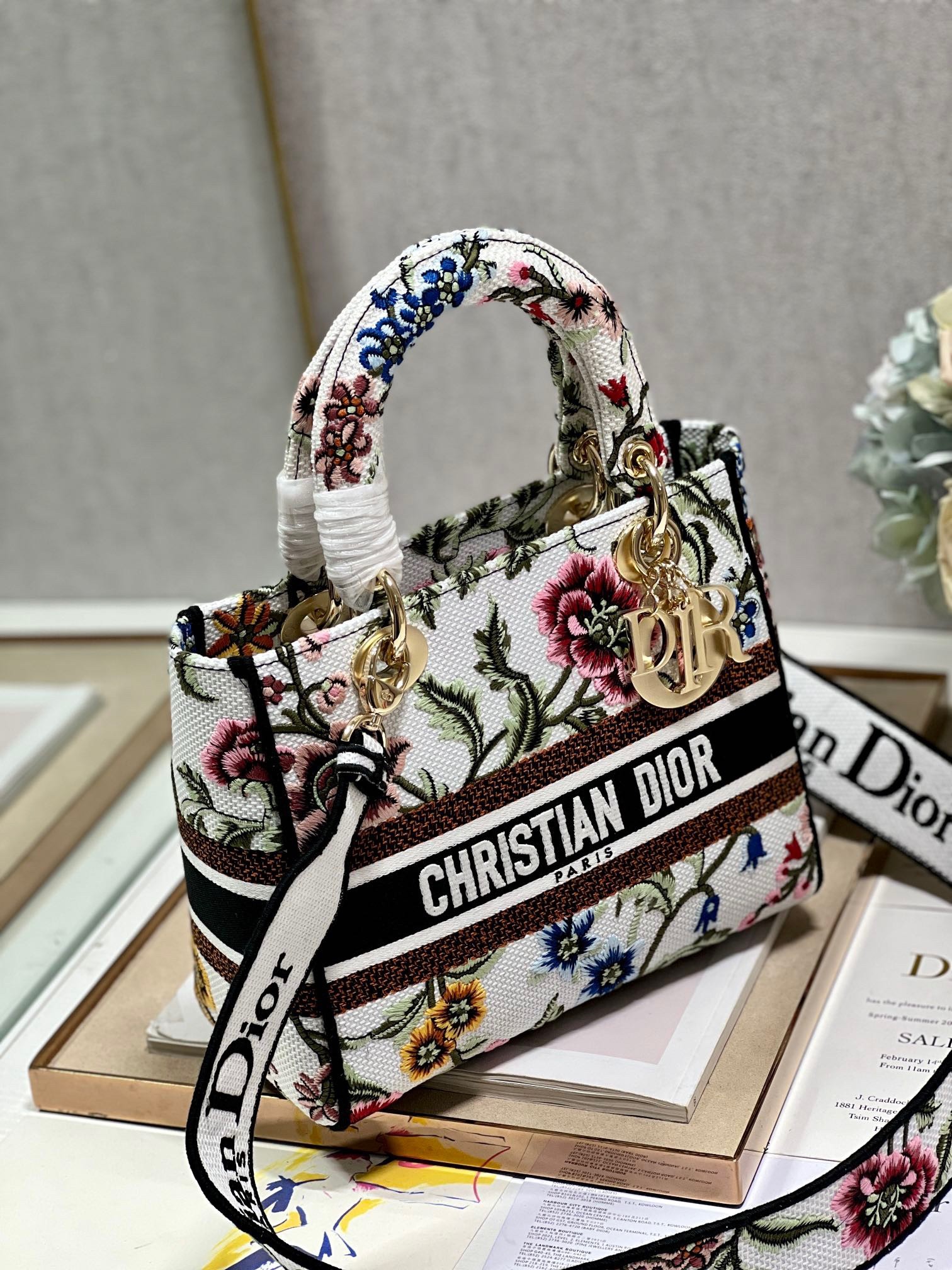 D*or lady d-lite medium bag in white D*or petites fleurs embroidery