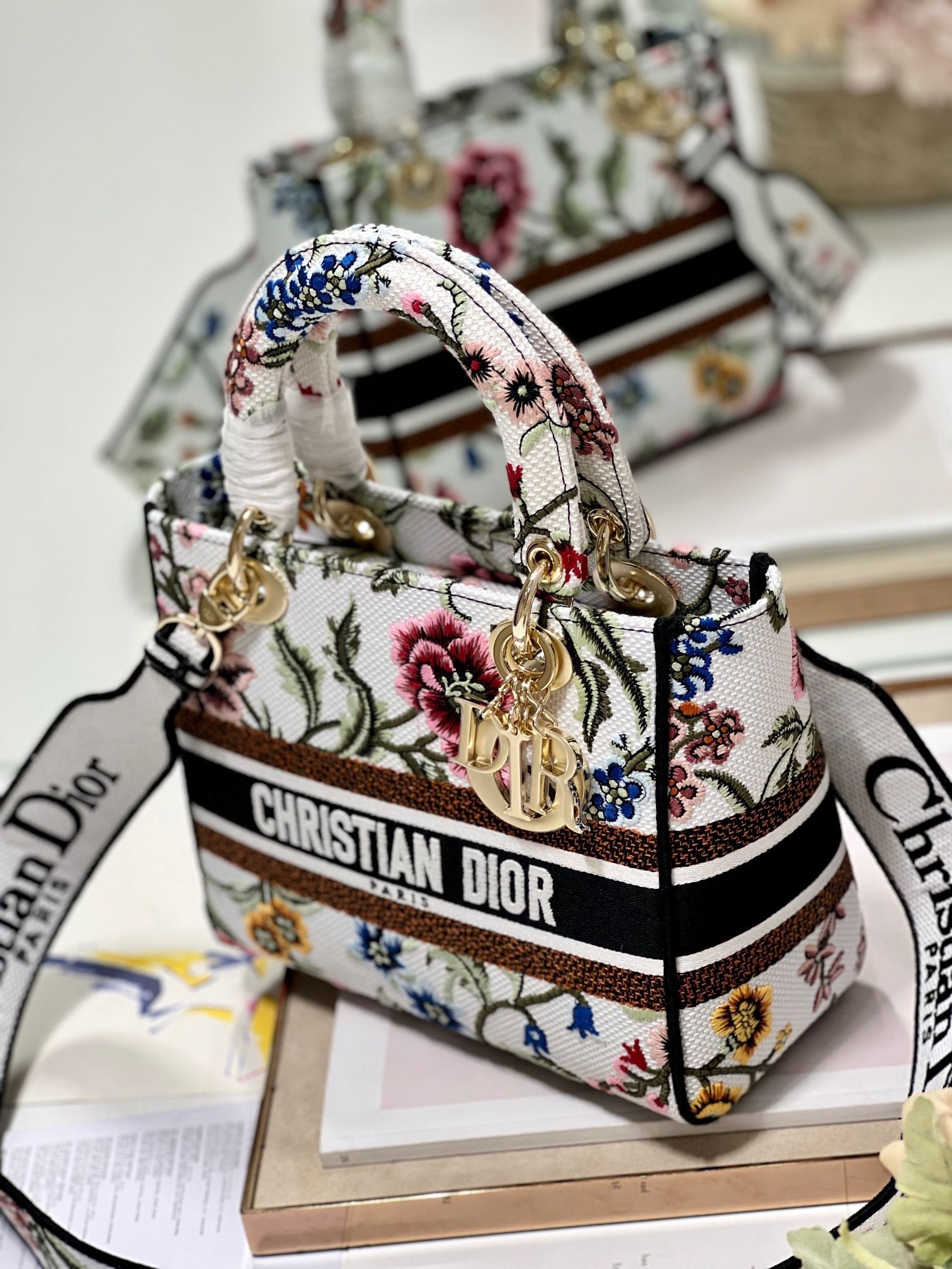 D*or lady d-lite medium bag in white D*or petites fleurs embroidery