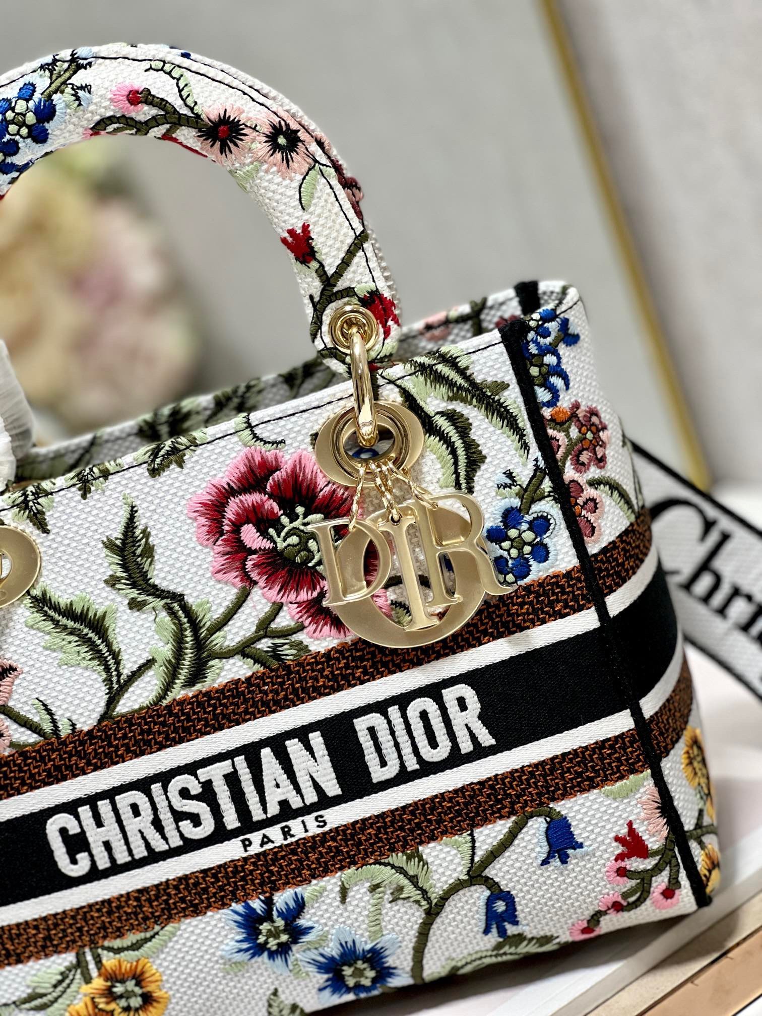 D*or lady d-lite medium bag in white D*or petites fleurs embroidery