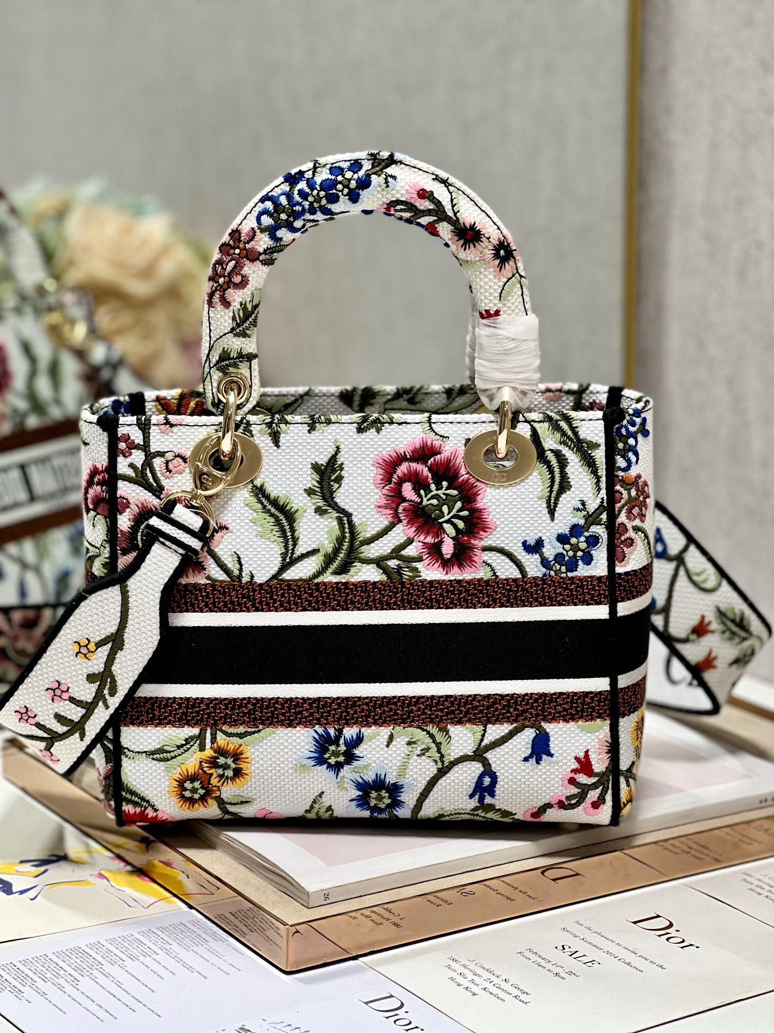D*or lady d-lite medium bag in white D*or petites fleurs embroidery