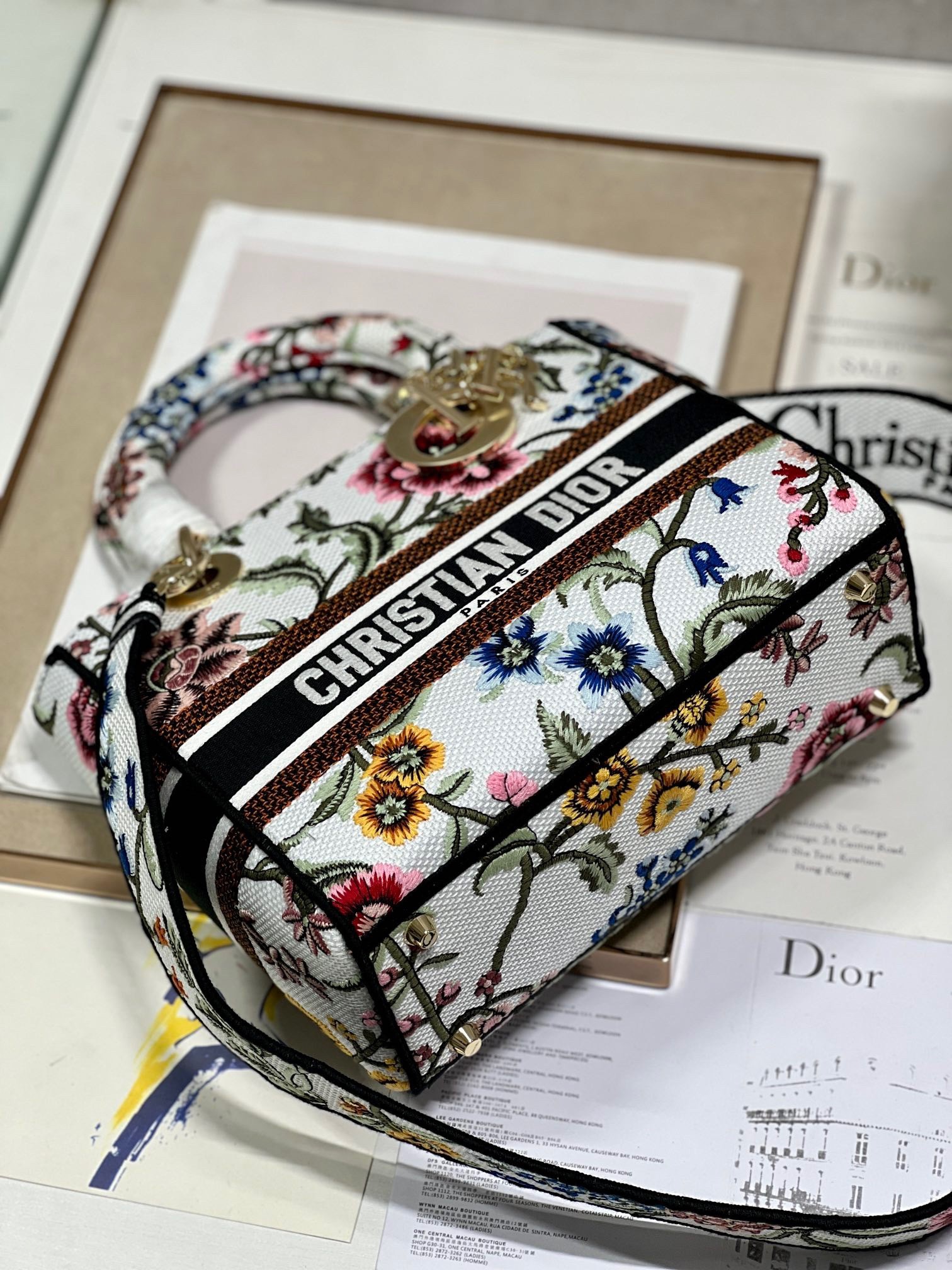 D*or lady d-lite medium bag in white D*or petites fleurs embroidery