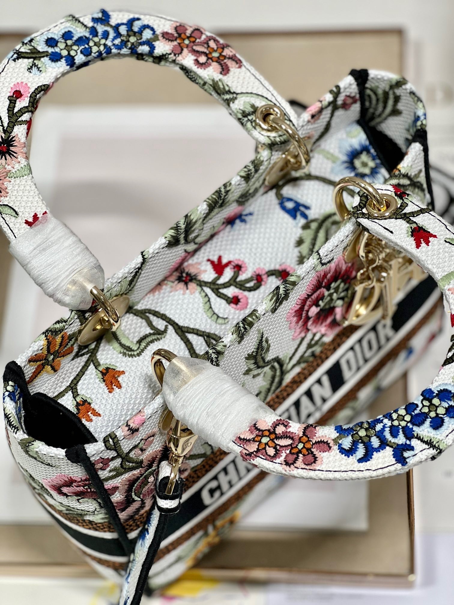 D*or lady d-lite medium bag in white D*or petites fleurs embroidery