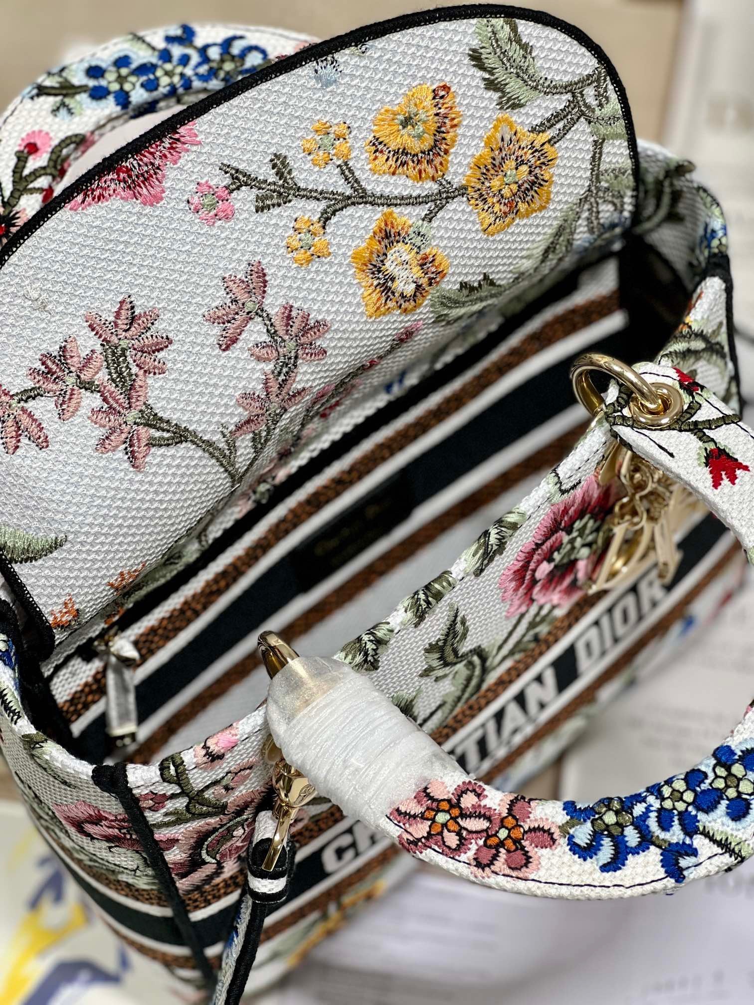 D*or lady d-lite medium bag in white D*or petites fleurs embroidery