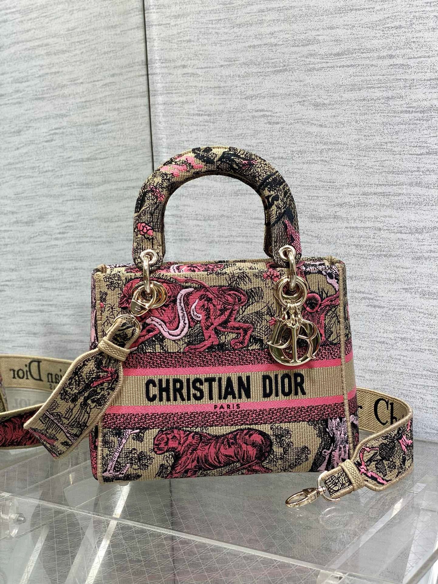 D*or D*oriviera lady d-lite medium bag in raffia with pink toile de jouy sauvage embroidery