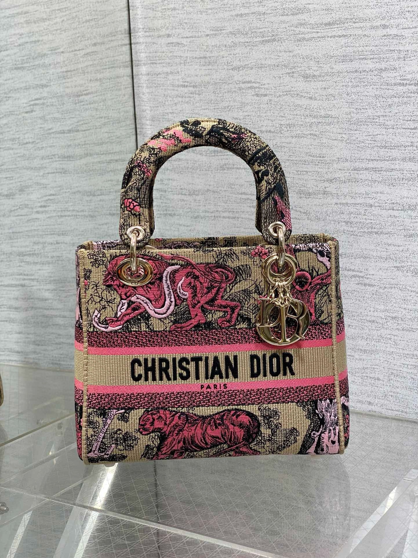 D*or D*oriviera lady d-lite medium bag in raffia with pink toile de jouy sauvage embroidery