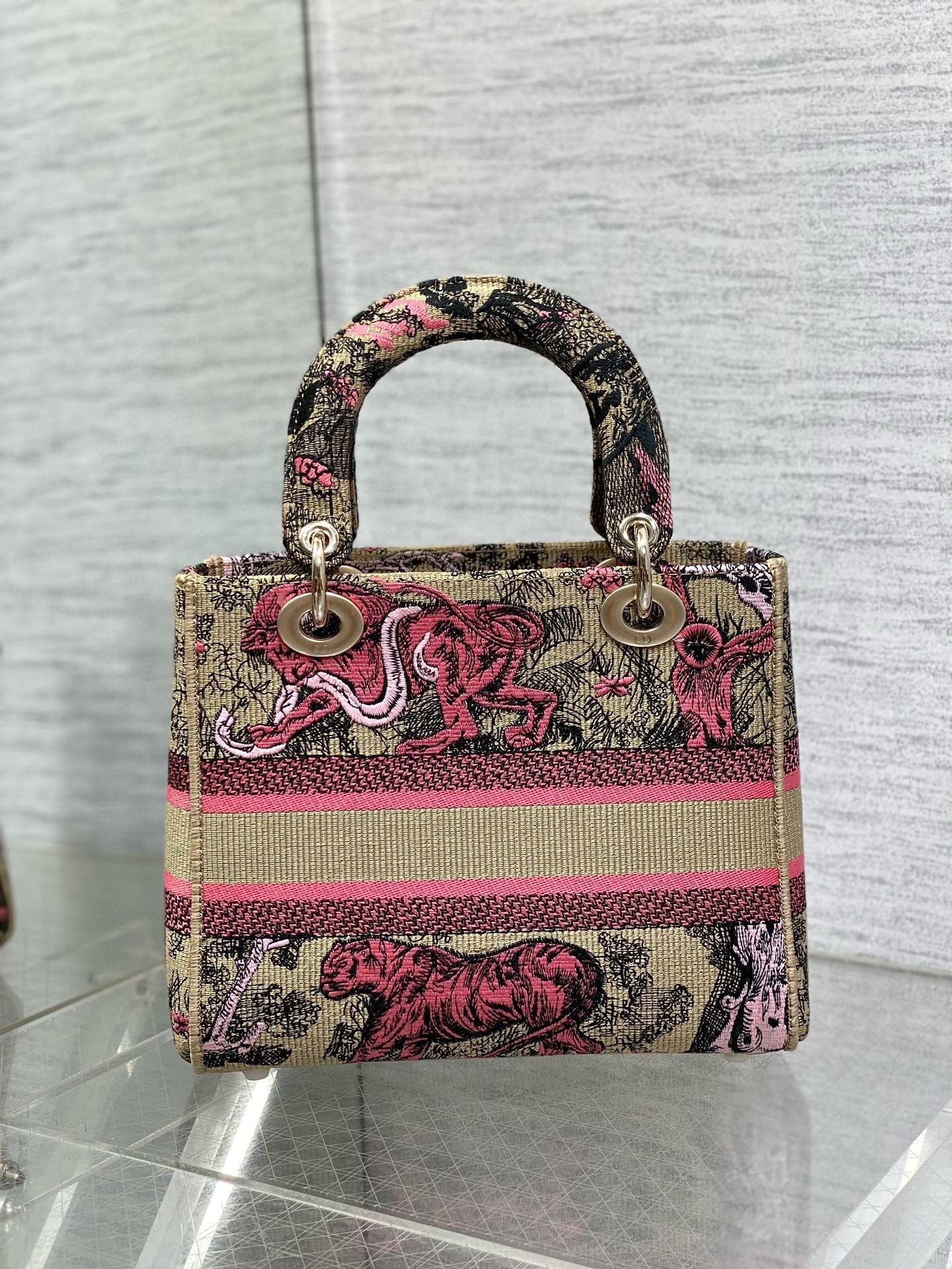 D*or D*oriviera lady d-lite medium bag in raffia with pink toile de jouy sauvage embroidery