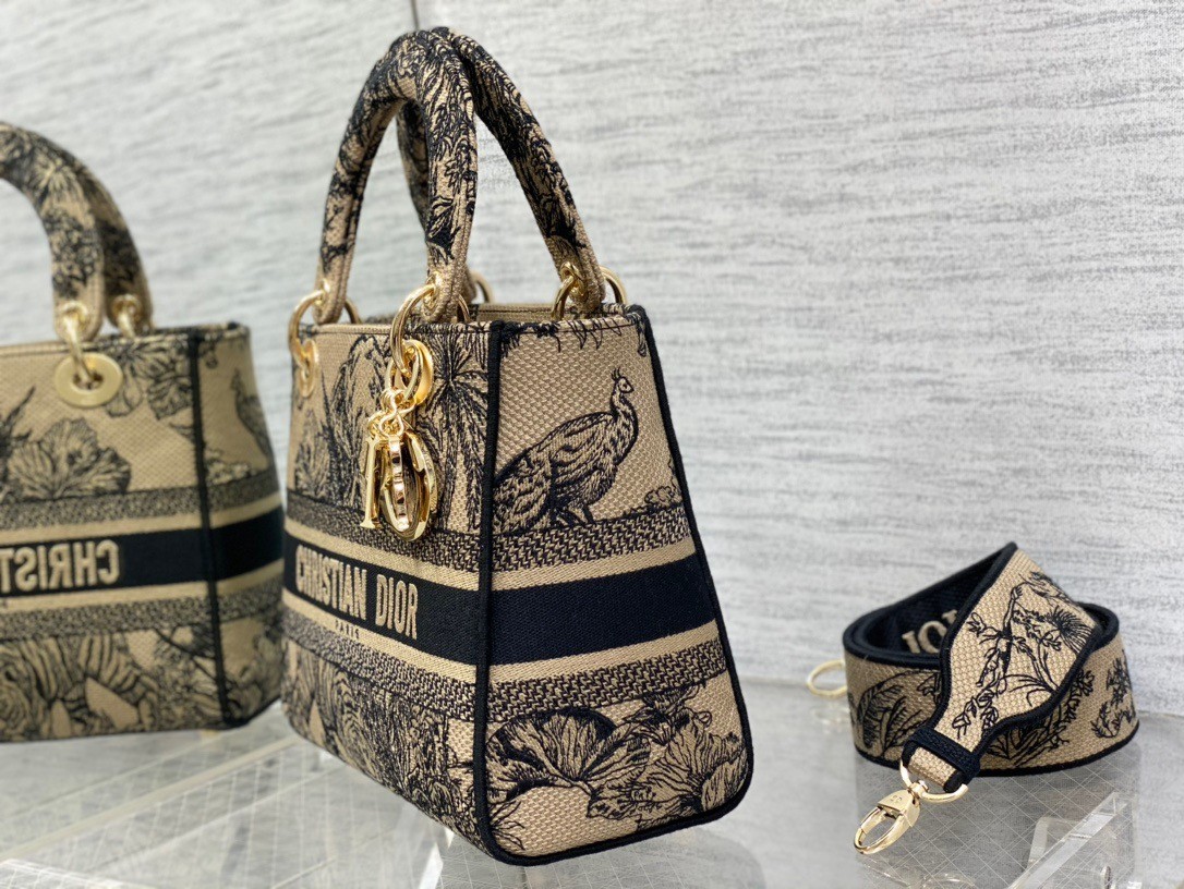 D*or lady d-lite medium bag in beige toile de jouy voyage embroidery