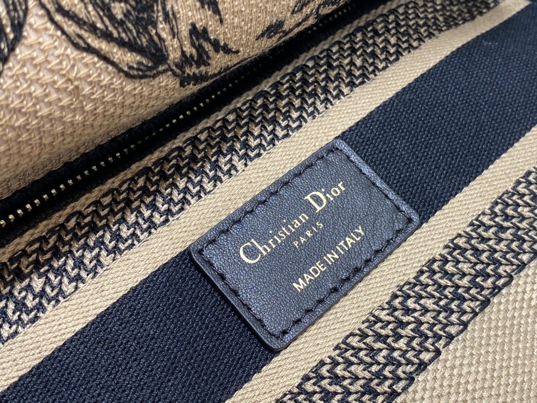 D*or lady d-lite medium bag in beige toile de jouy voyage embroidery