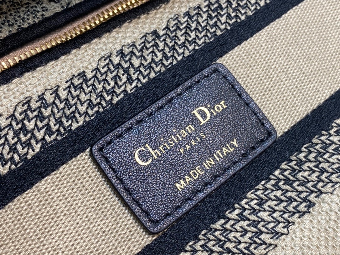D*or medium lady d-lite bag in brown toile de jouy embroidery